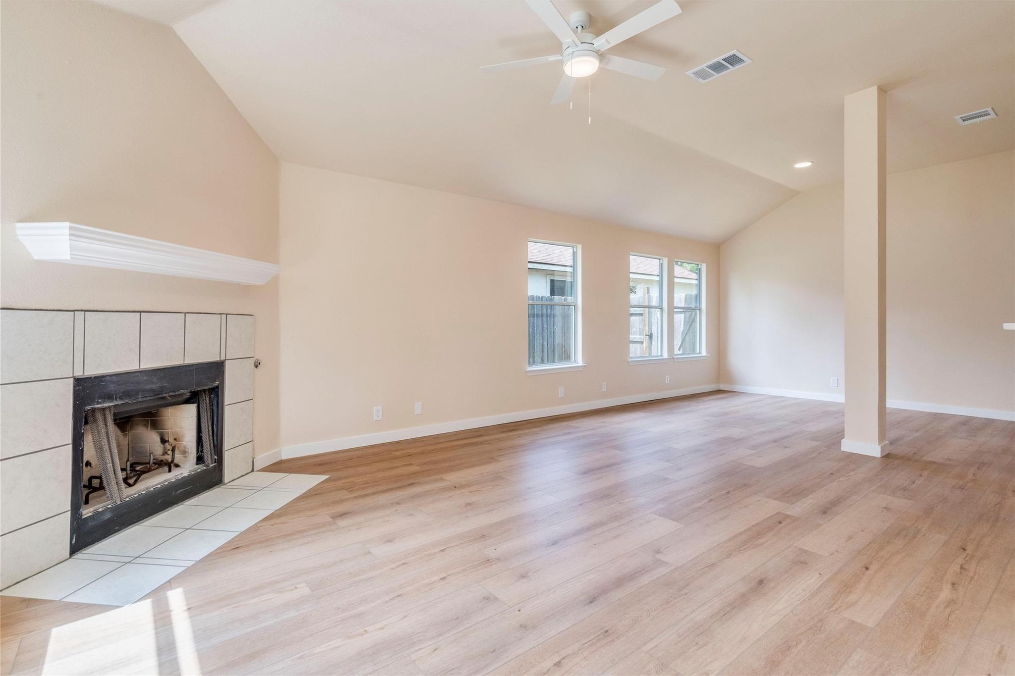 214 Sandhill Dr, Lockhart, TX 78644