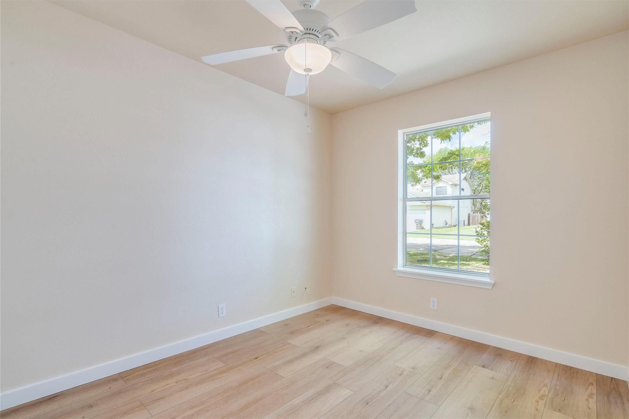 214 Sandhill Dr, Lockhart, TX 78644