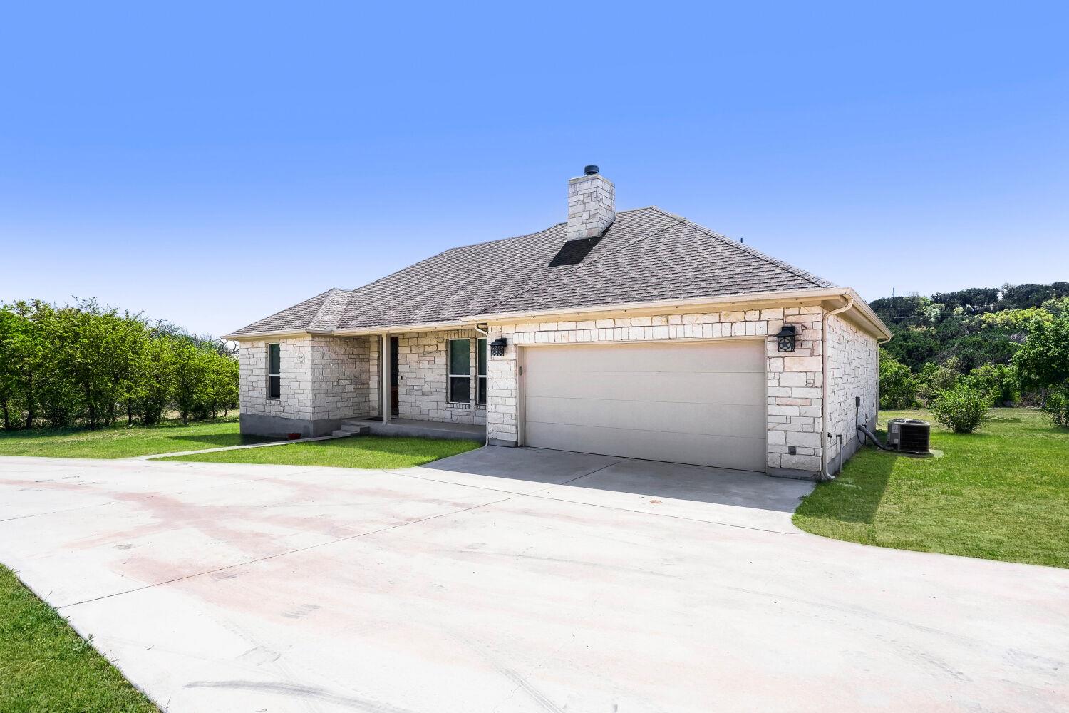 20401 Siesta Shores Dr, Spicewood, TX 78669