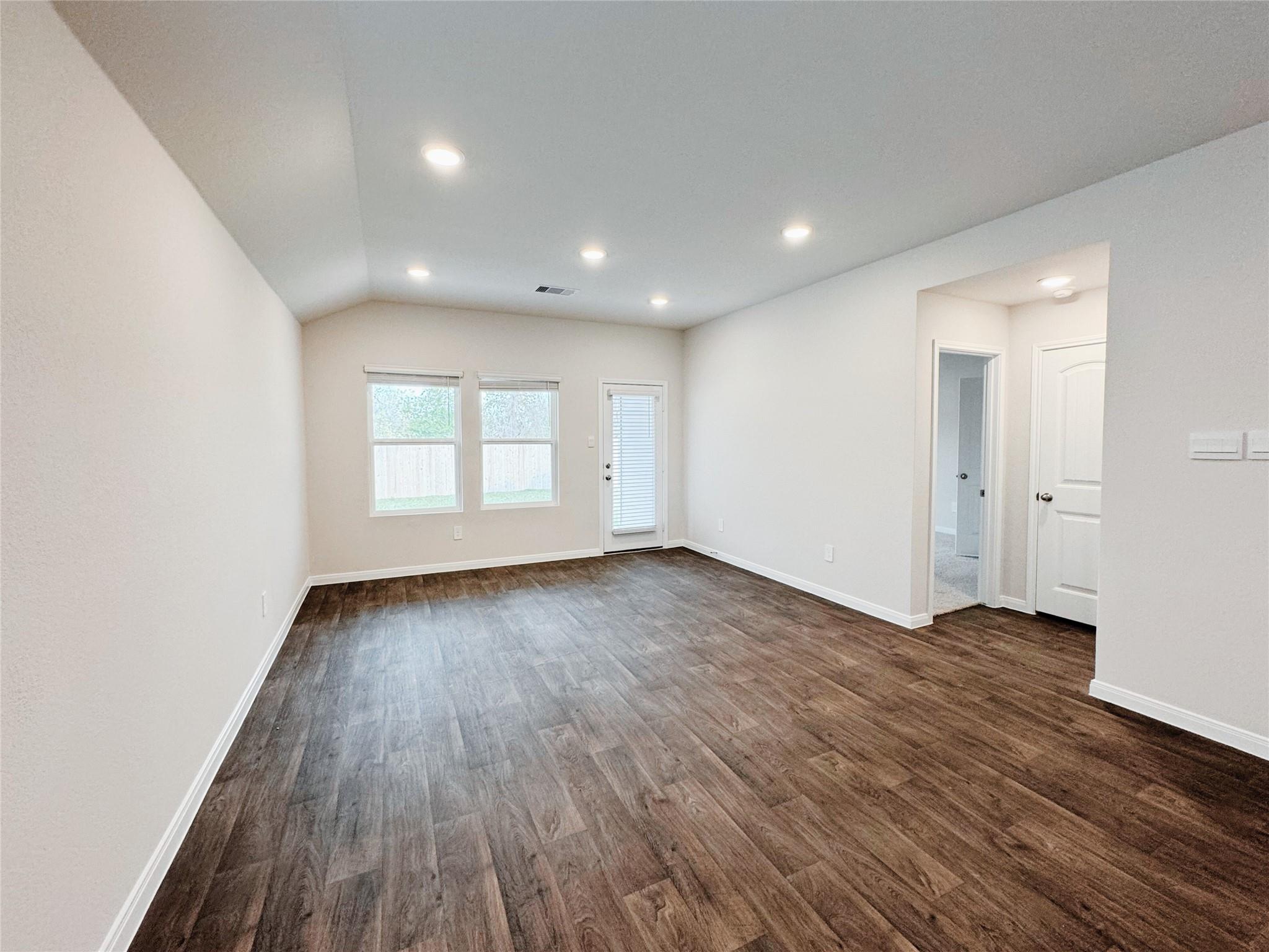 1207 CAMDEN Ln, Lockhart, TX 78644