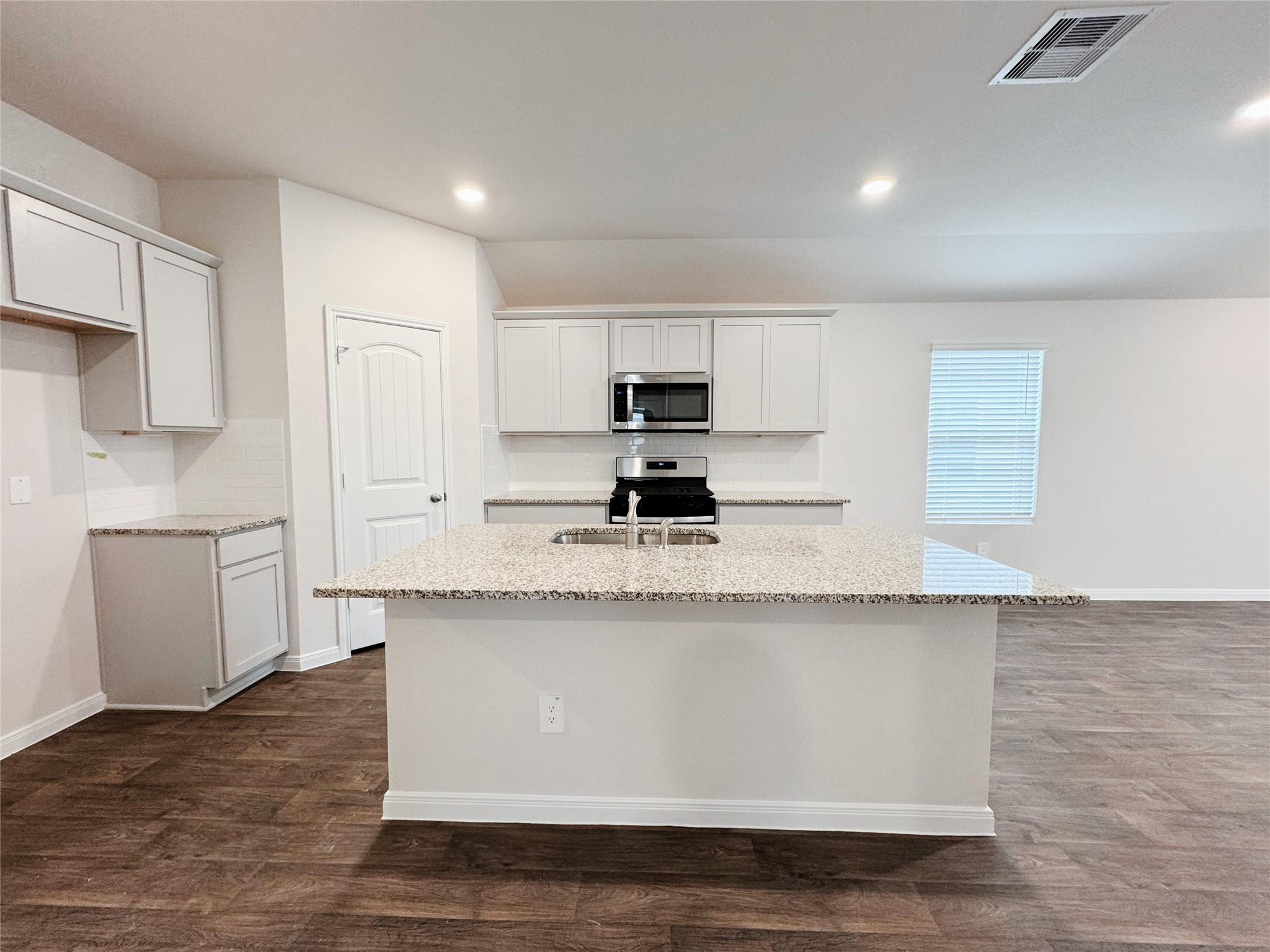 1207 CAMDEN Ln, Lockhart, TX 78644