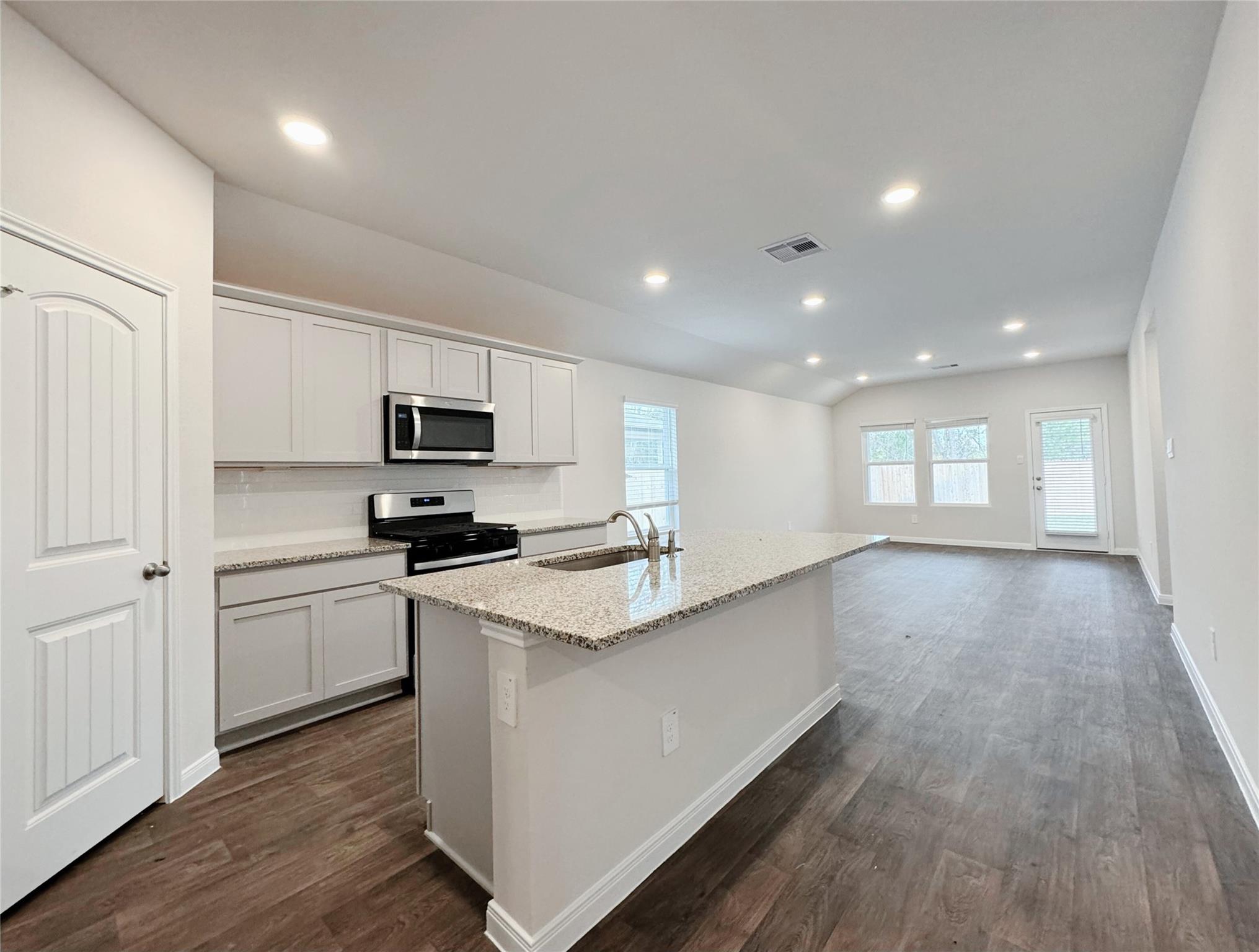 1207 CAMDEN Ln, Lockhart, TX 78644