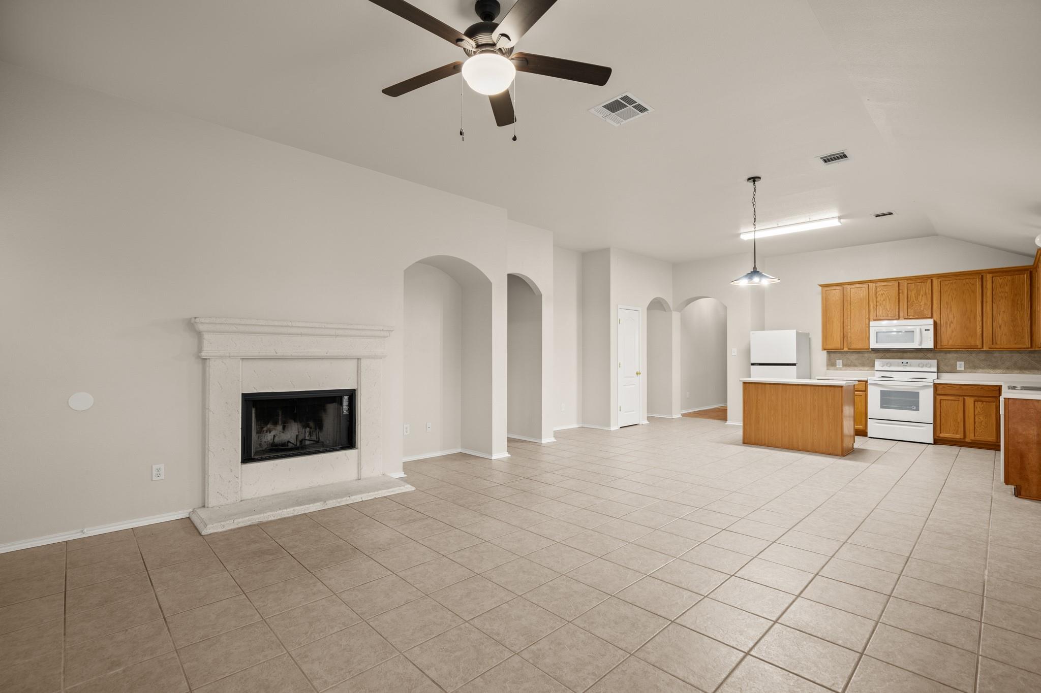 107 Aguilar Dr, Hutto, TX 78634