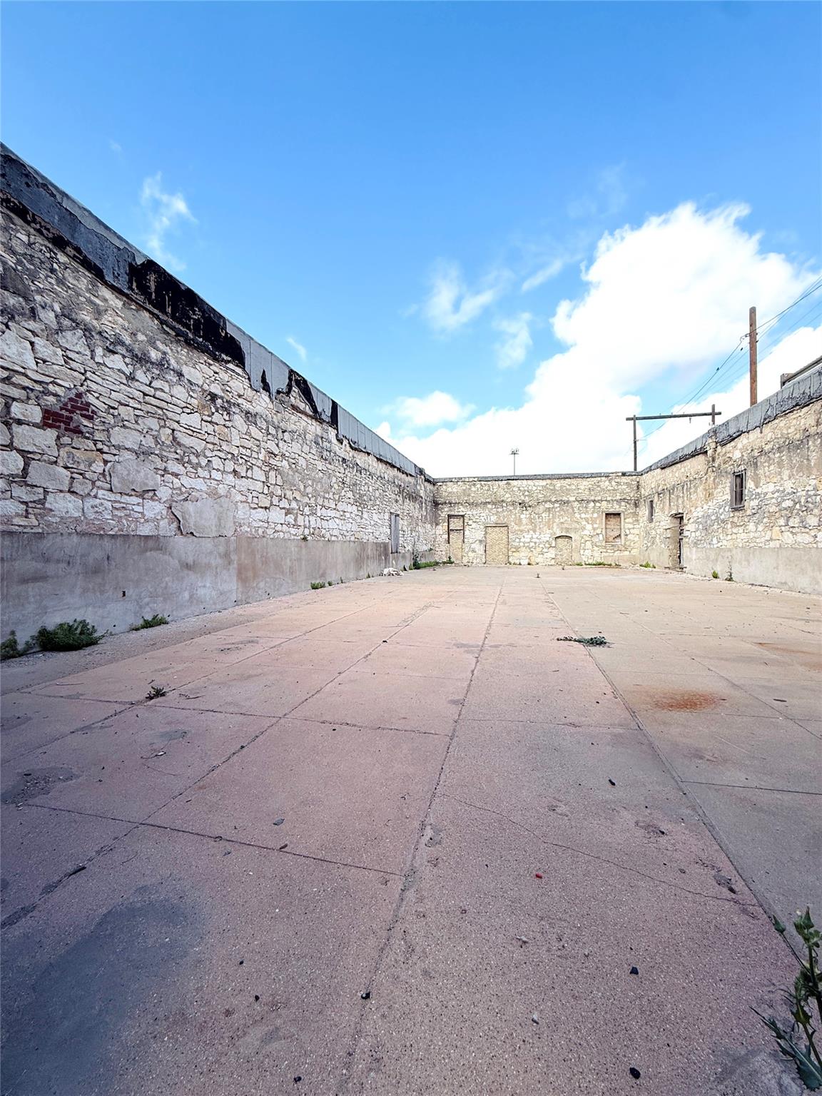 107 N Main St, Taylor, TX 76574