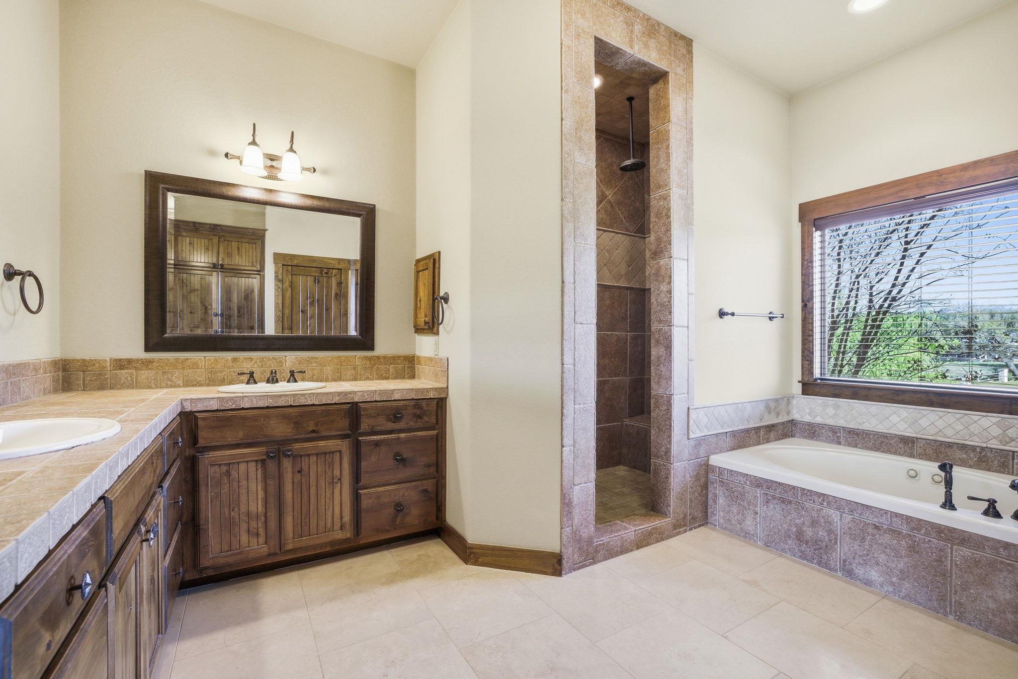 5010 Lookout Ridge Dr, Marble Falls, TX 78654