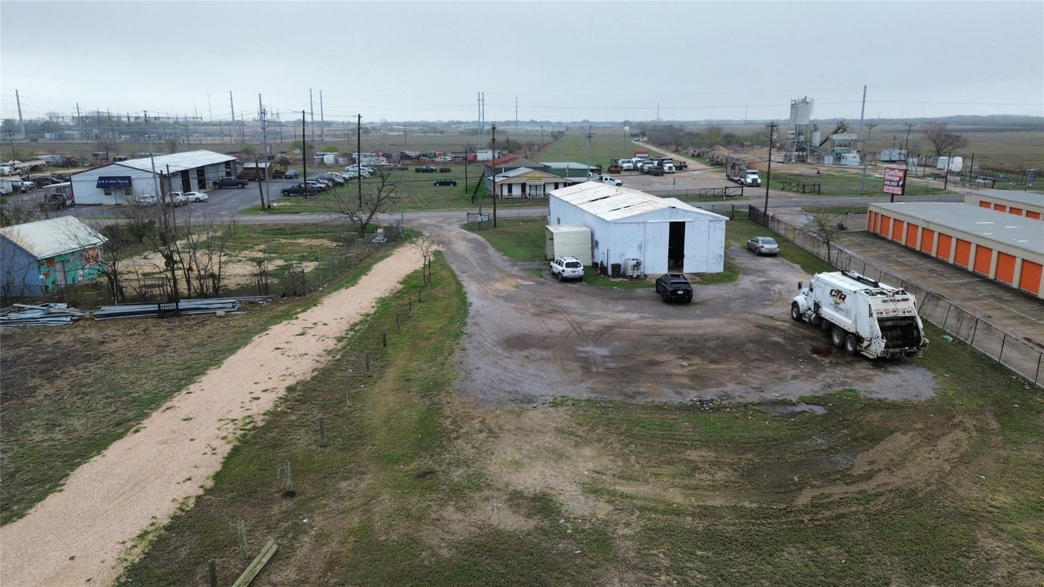 1415 S Commerce St, Lockhart, TX 78644