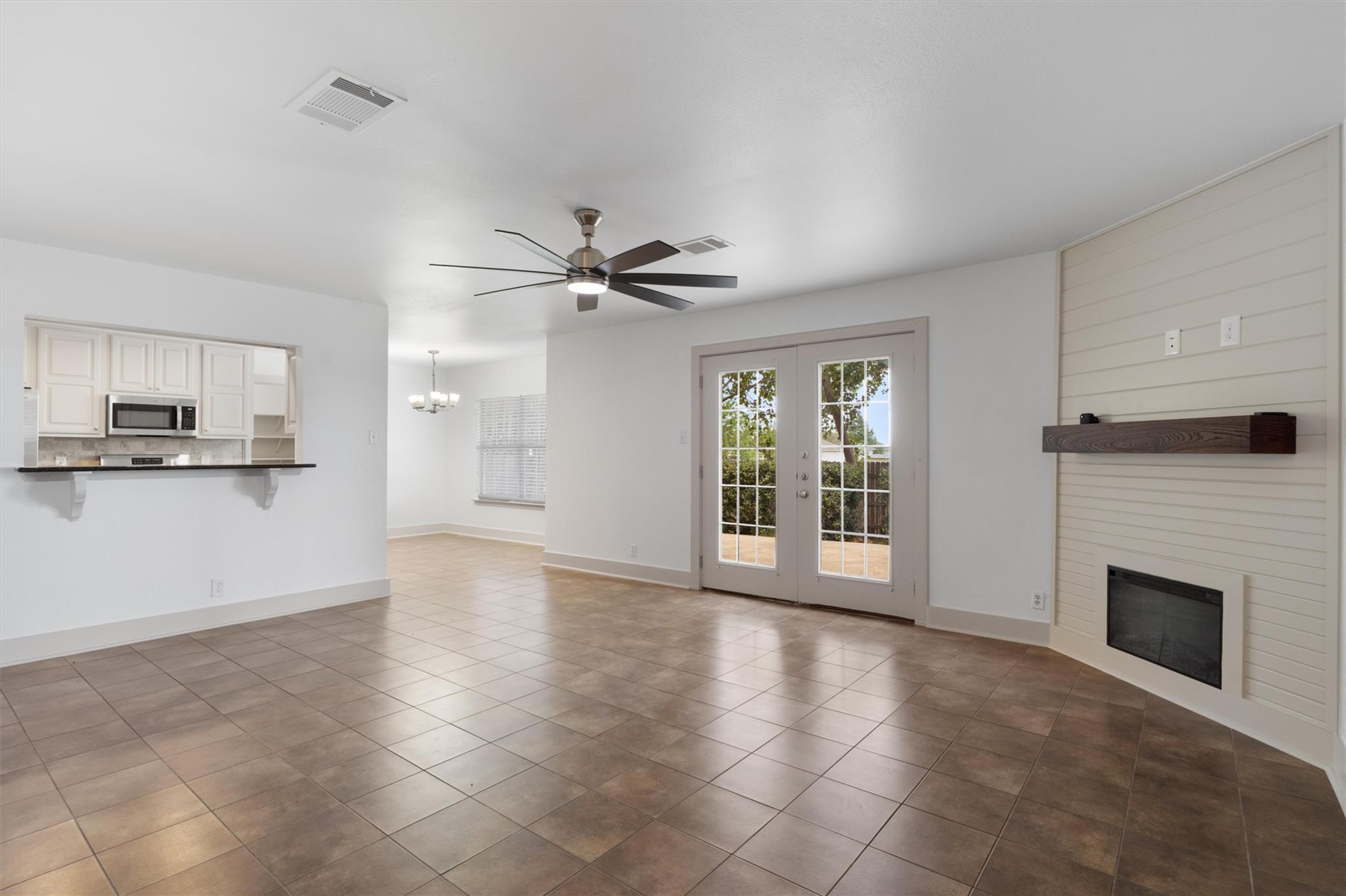 950 Whispering Hollow Dr, Kyle, TX 78640