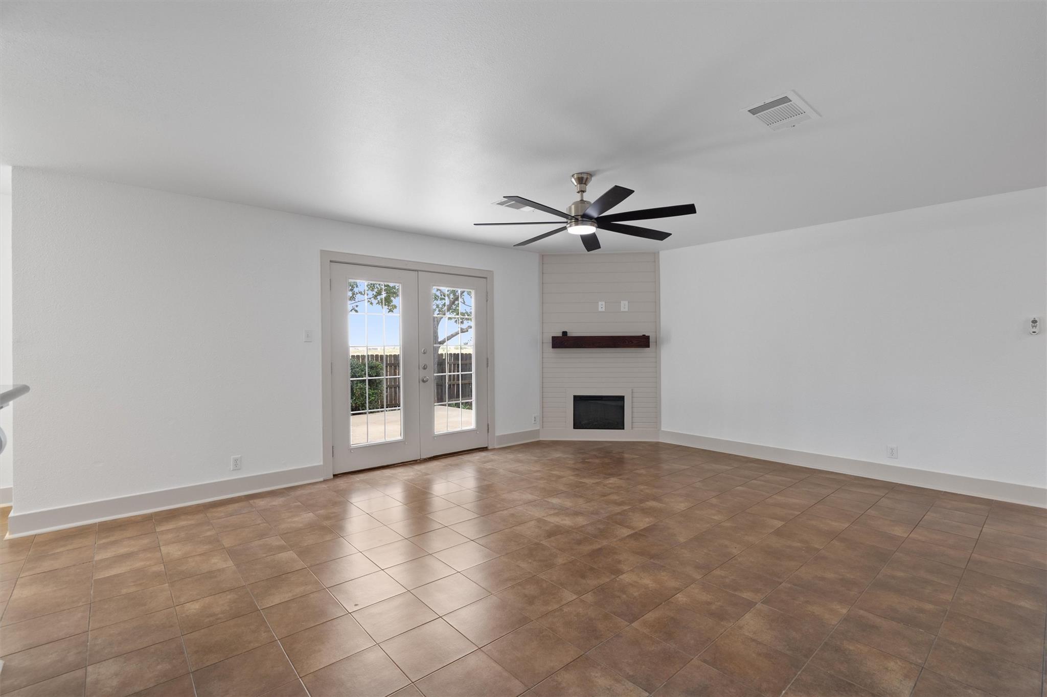 950 Whispering Hollow Dr, Kyle, TX 78640