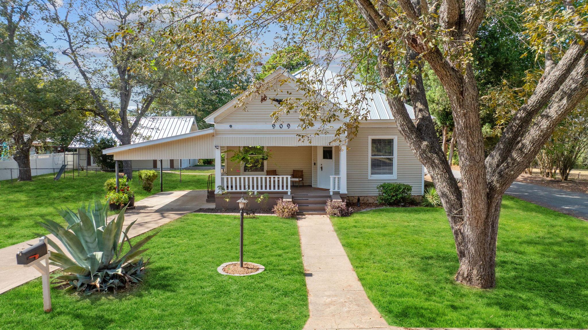 909 Hudgins St, Smithville, TX 78957