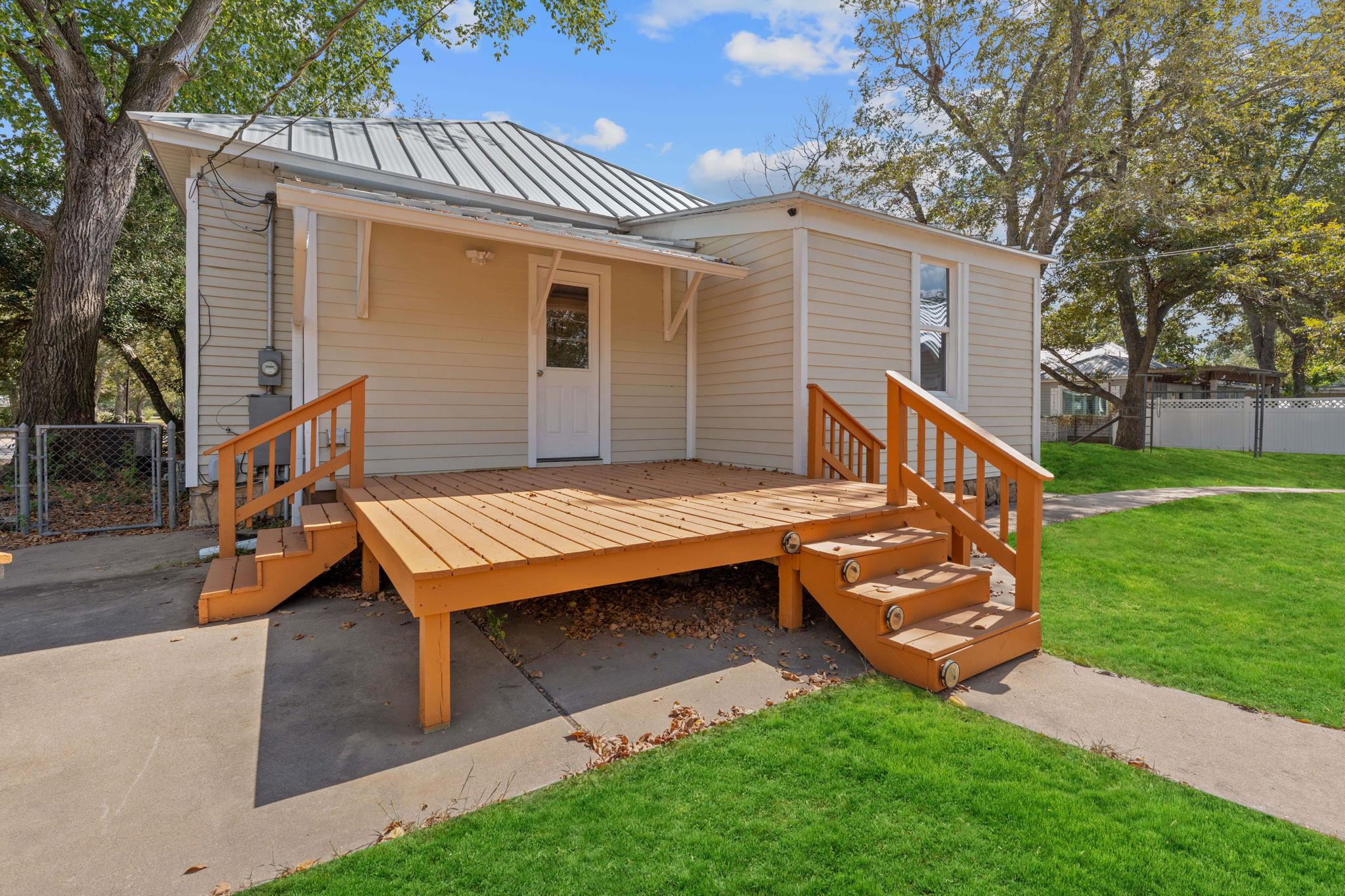 909 Hudgins St, Smithville, TX 78957