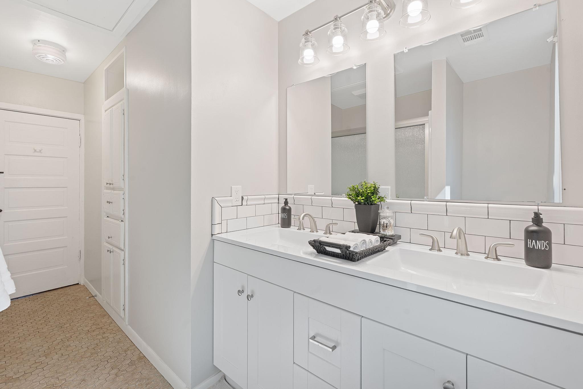 909 Hudgins St, Smithville, TX 78957