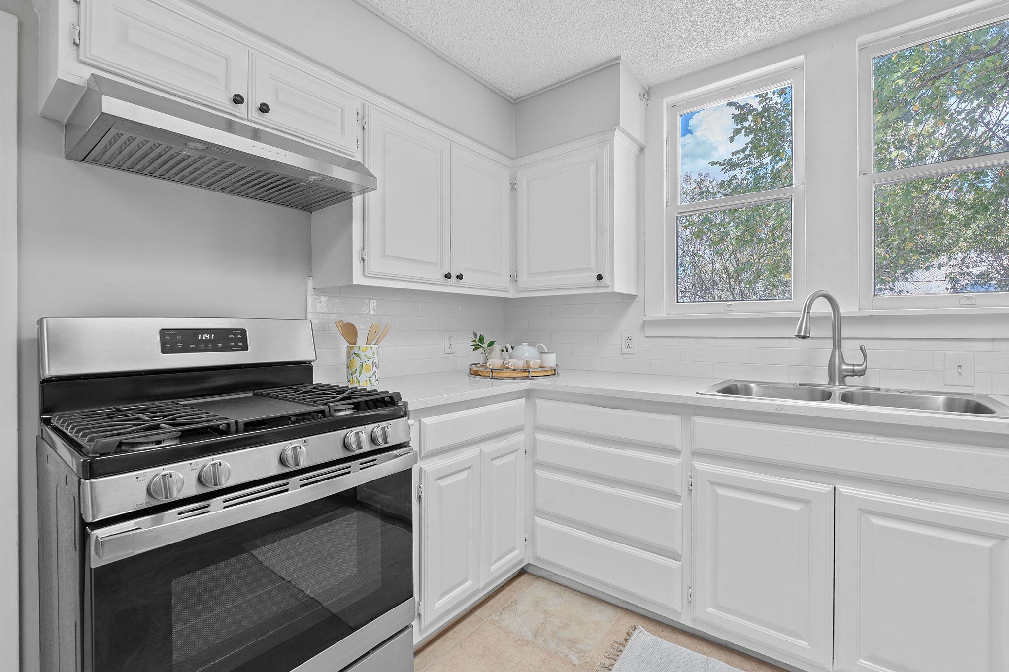 909 Hudgins St, Smithville, TX 78957