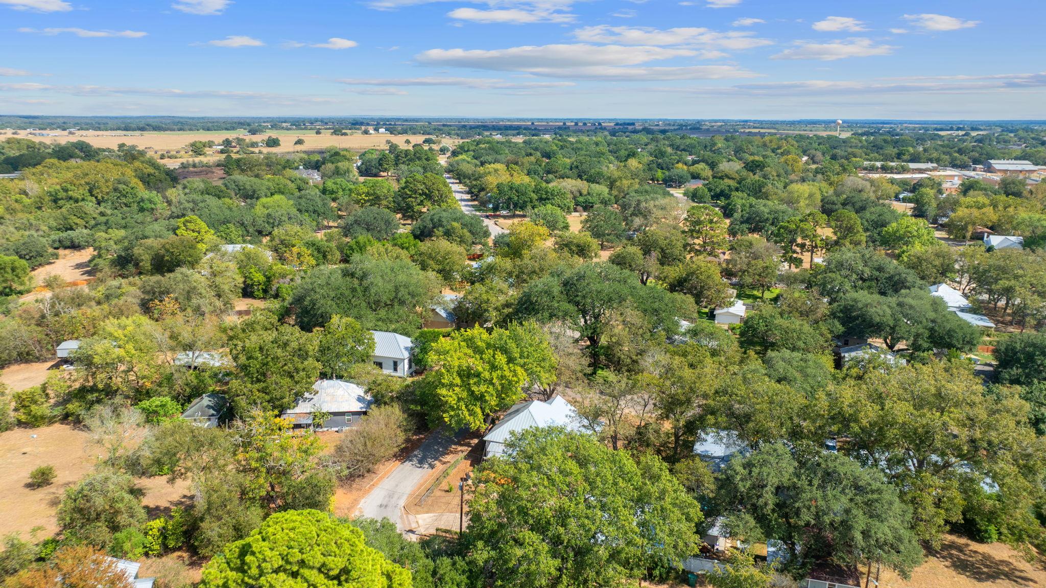 909 Hudgins St, Smithville, TX 78957