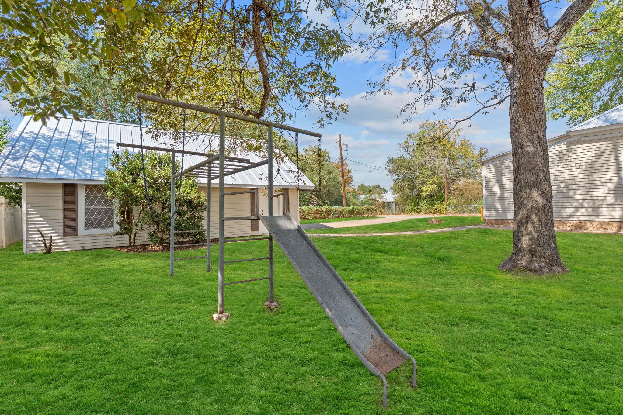 909 Hudgins St, Smithville, TX 78957