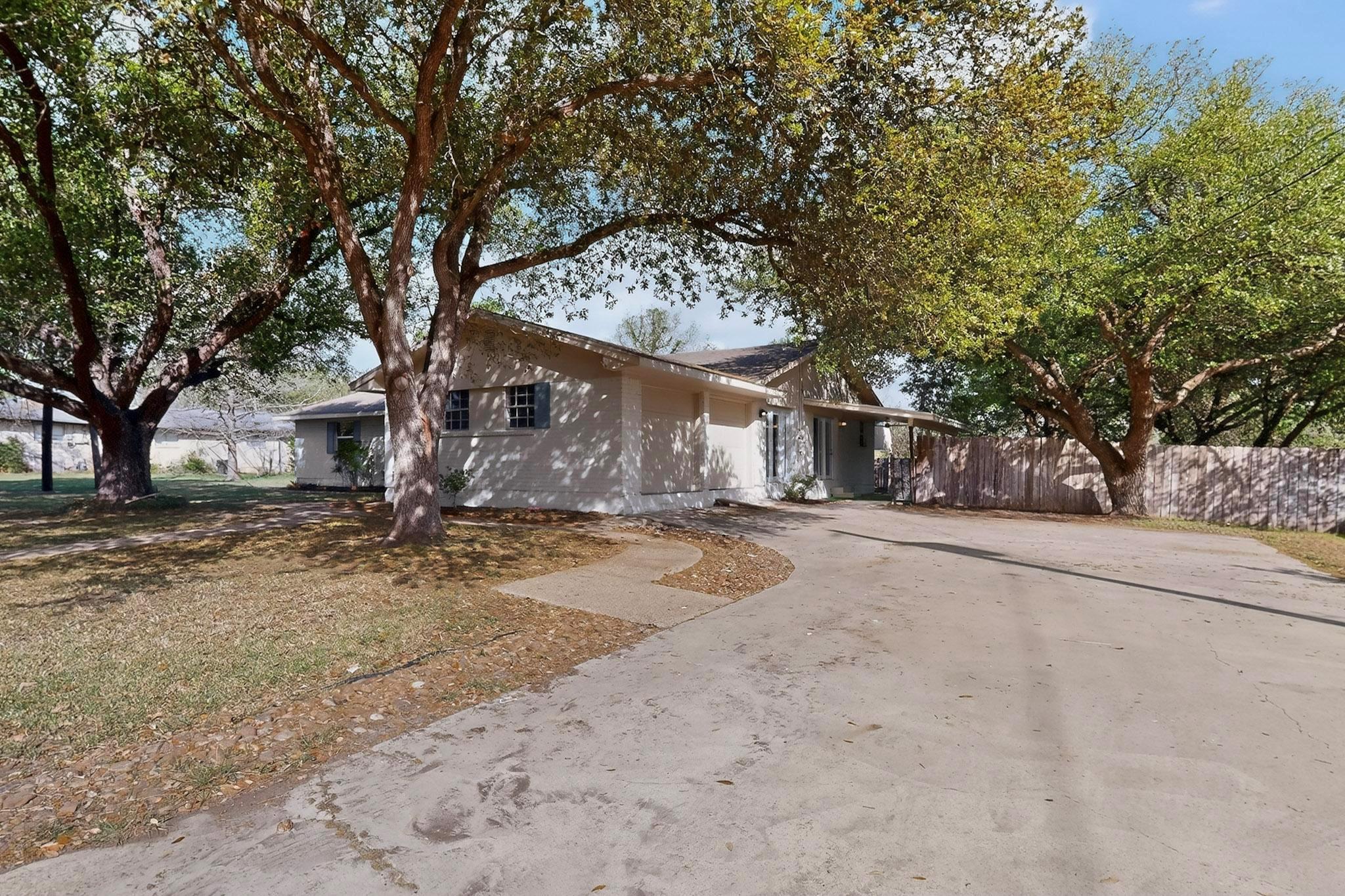 812 George St, Taylor, TX 76574