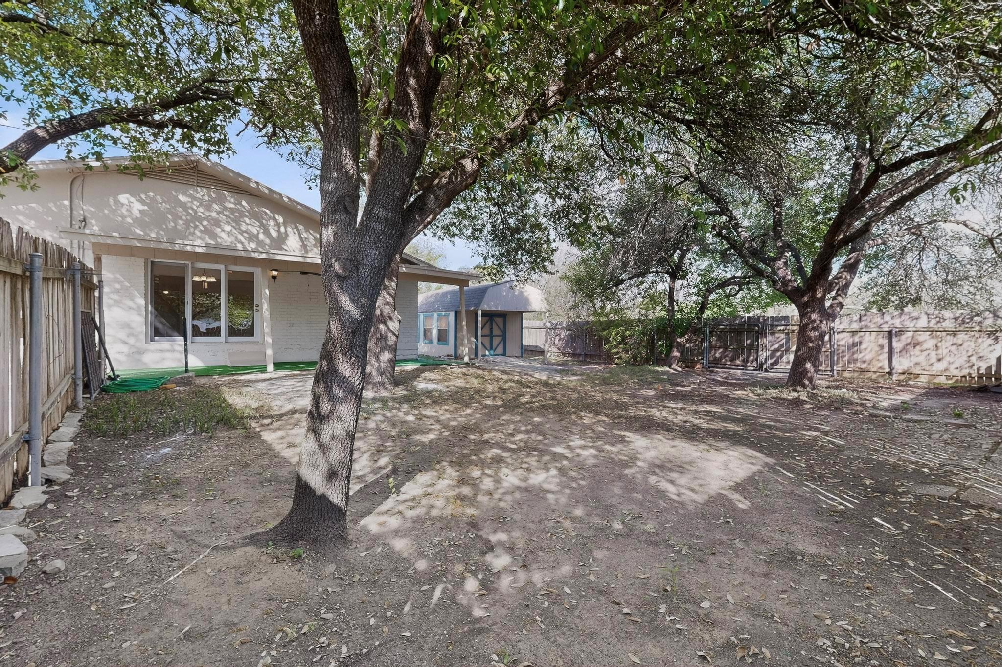 812 George St, Taylor, TX 76574