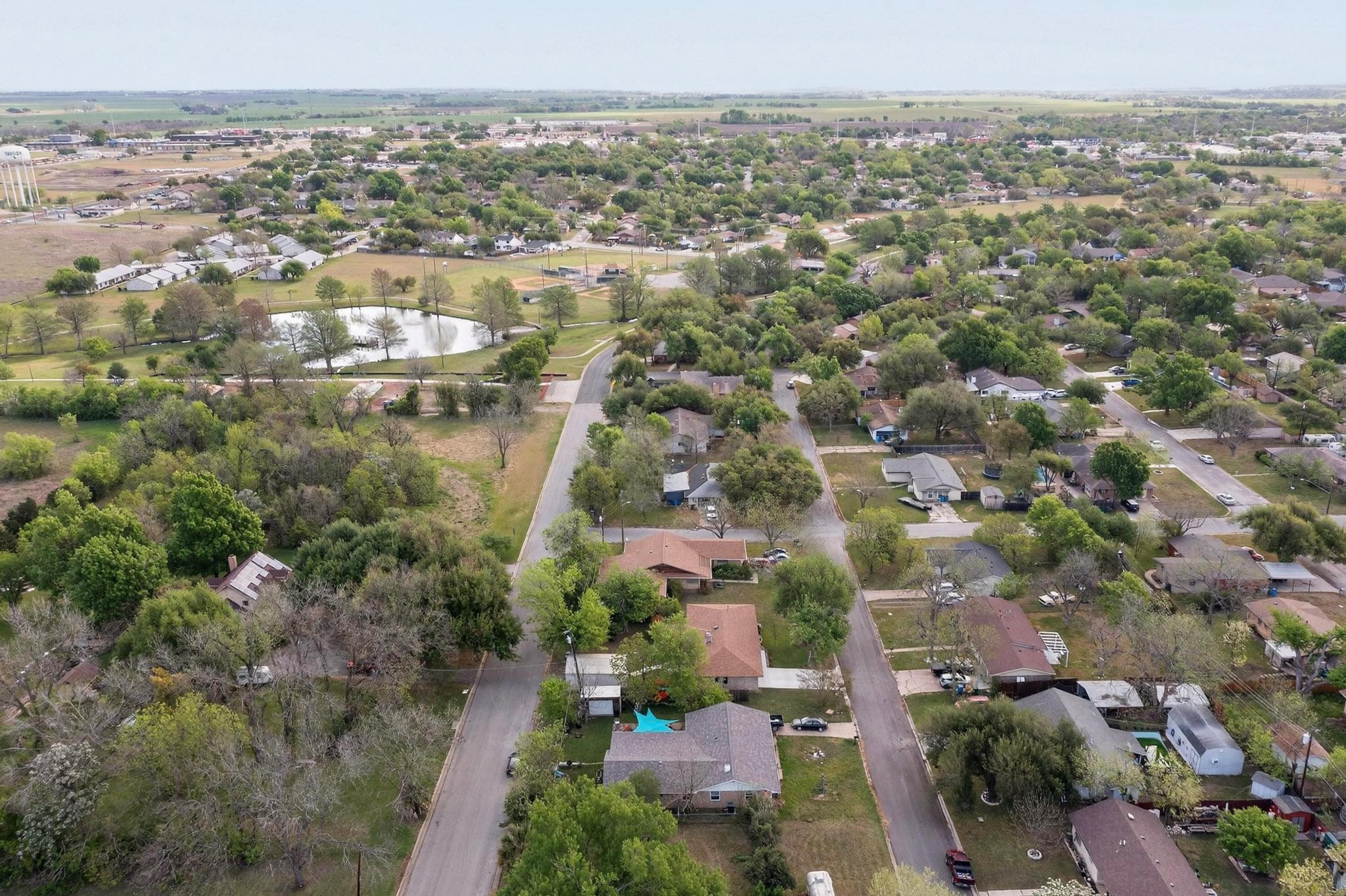 812 George St, Taylor, TX 76574