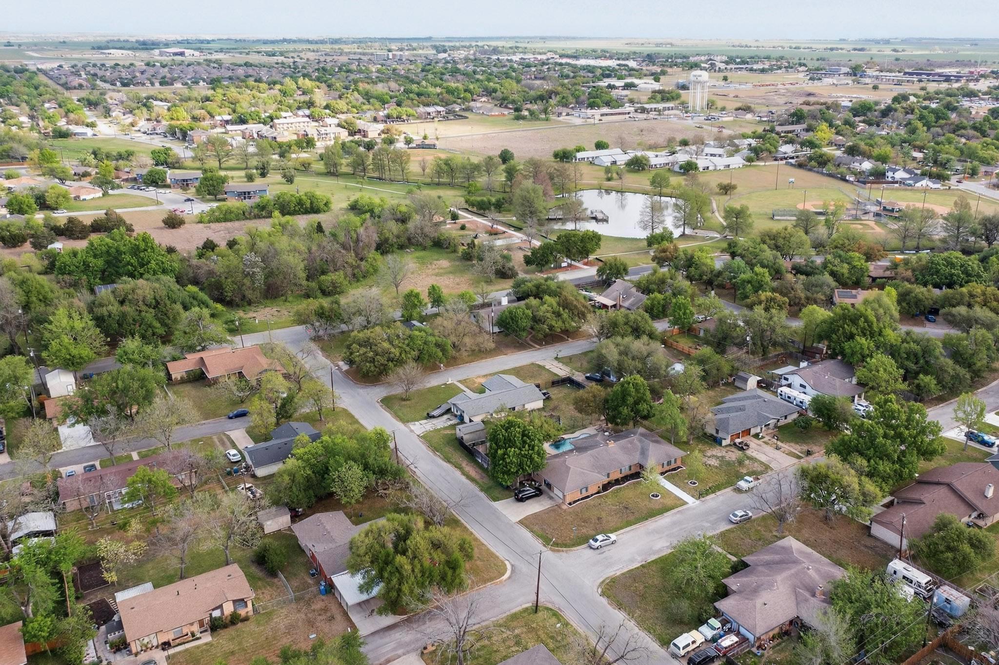 812 George St, Taylor, TX 76574