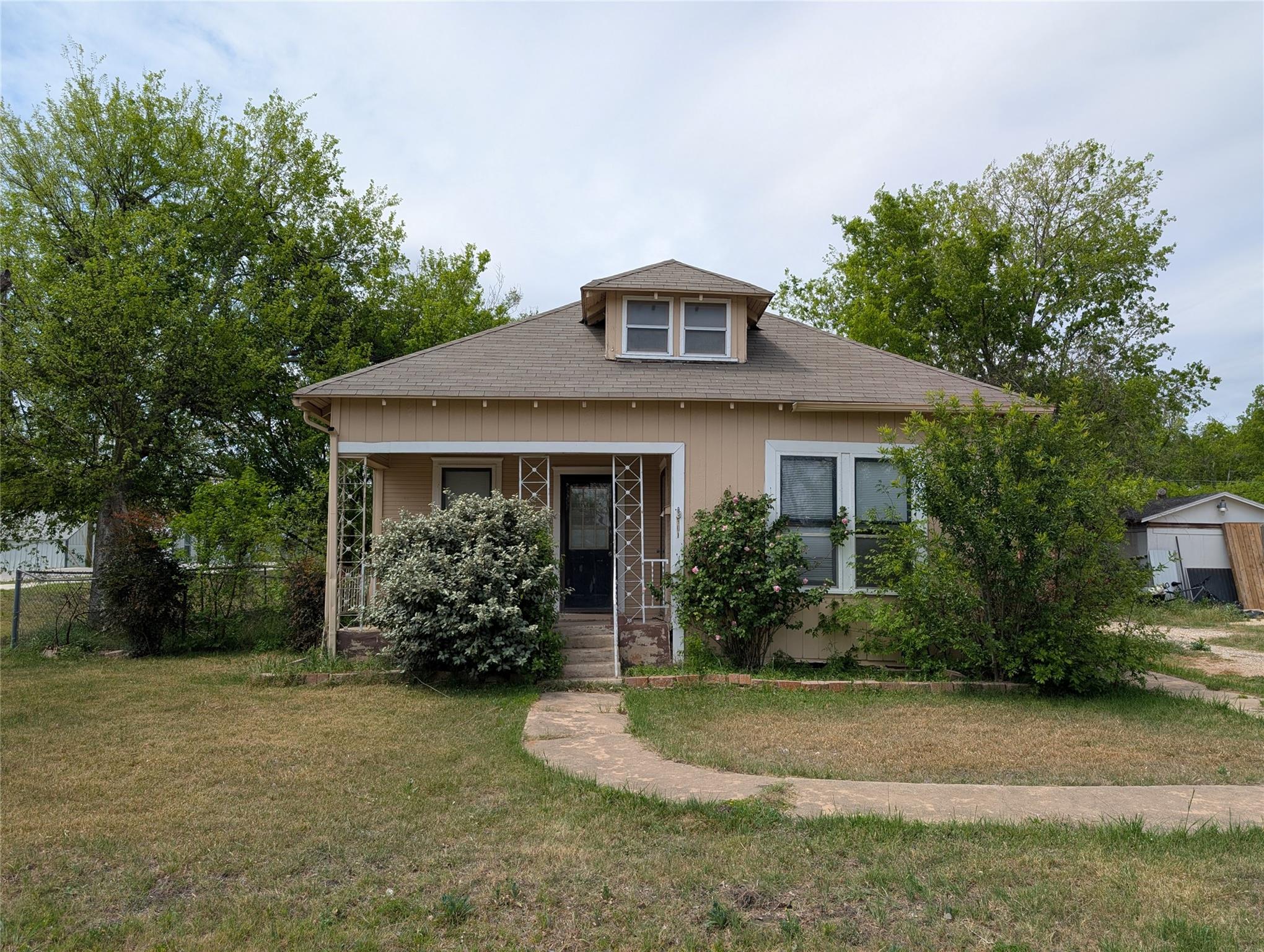 301 Park St, Taylor, TX 76574