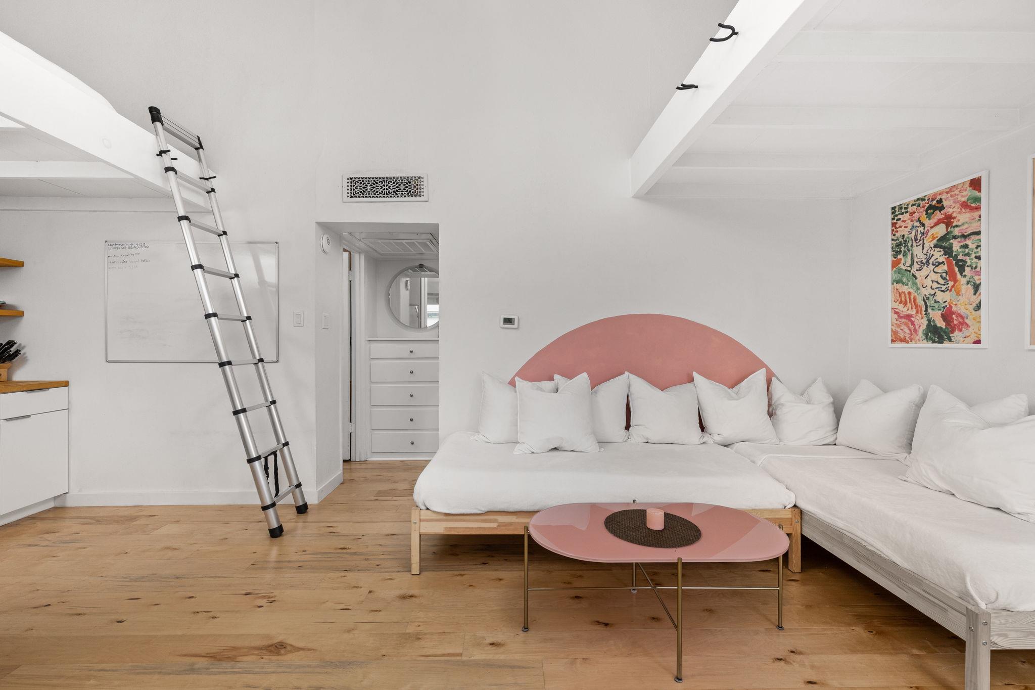 1000 W 26th St # 208, Austin, TX 78705