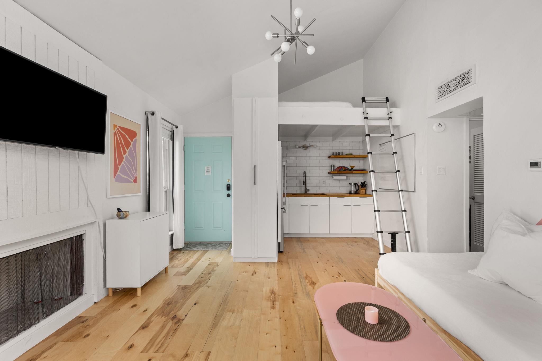 1000 W 26th St # 208, Austin, TX 78705