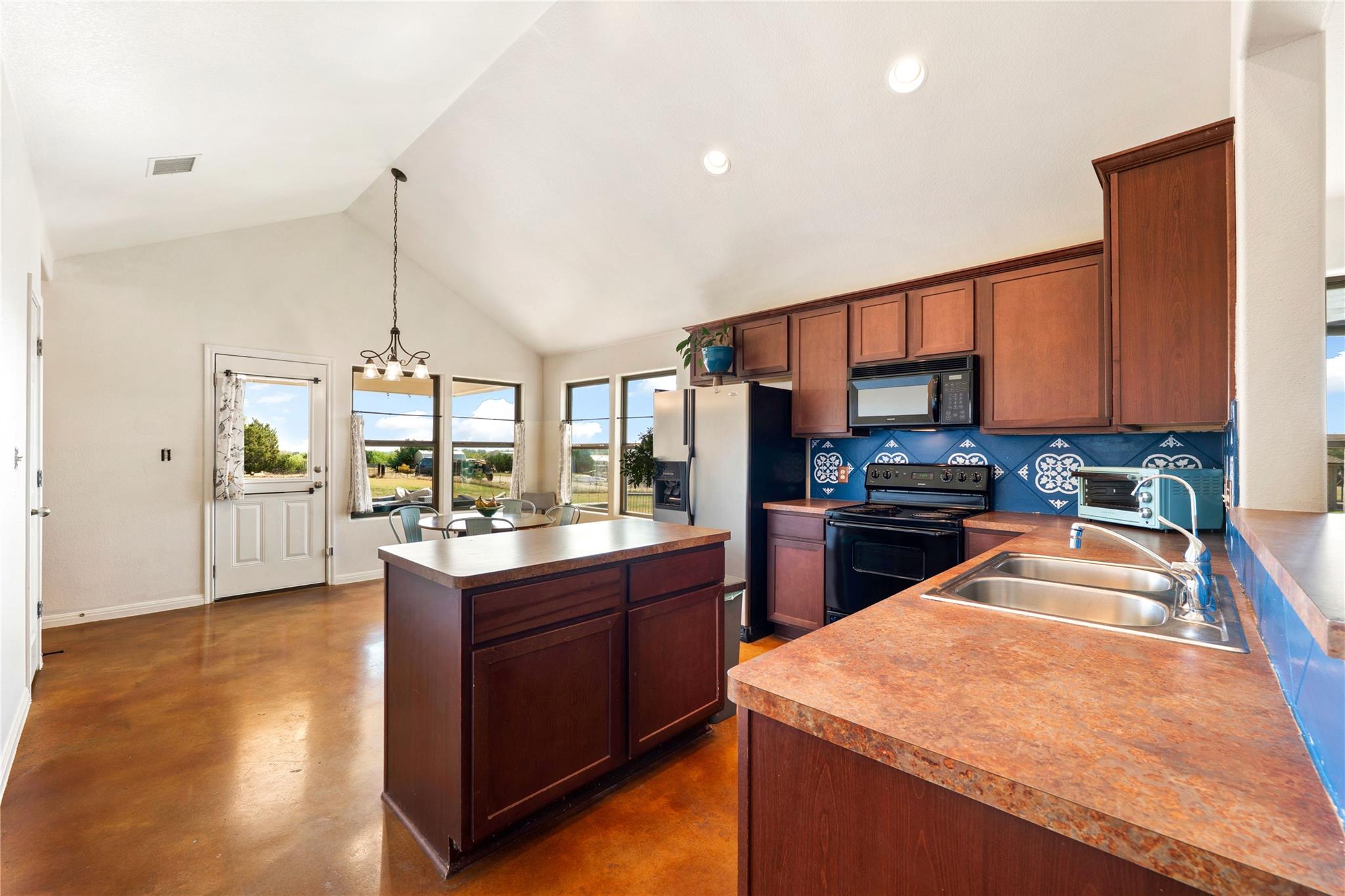 833 Thousand Oaks Trl, Liberty Hill, TX 78642