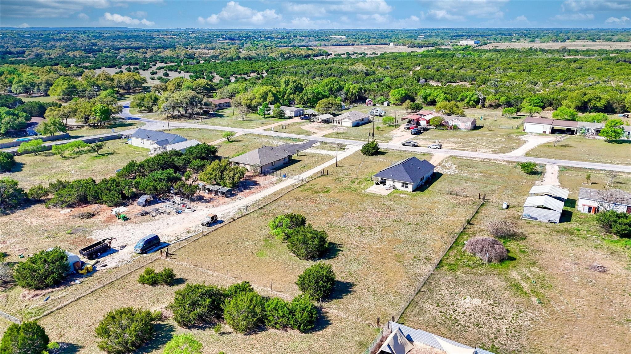 833 Thousand Oaks Trl, Liberty Hill, TX 78642