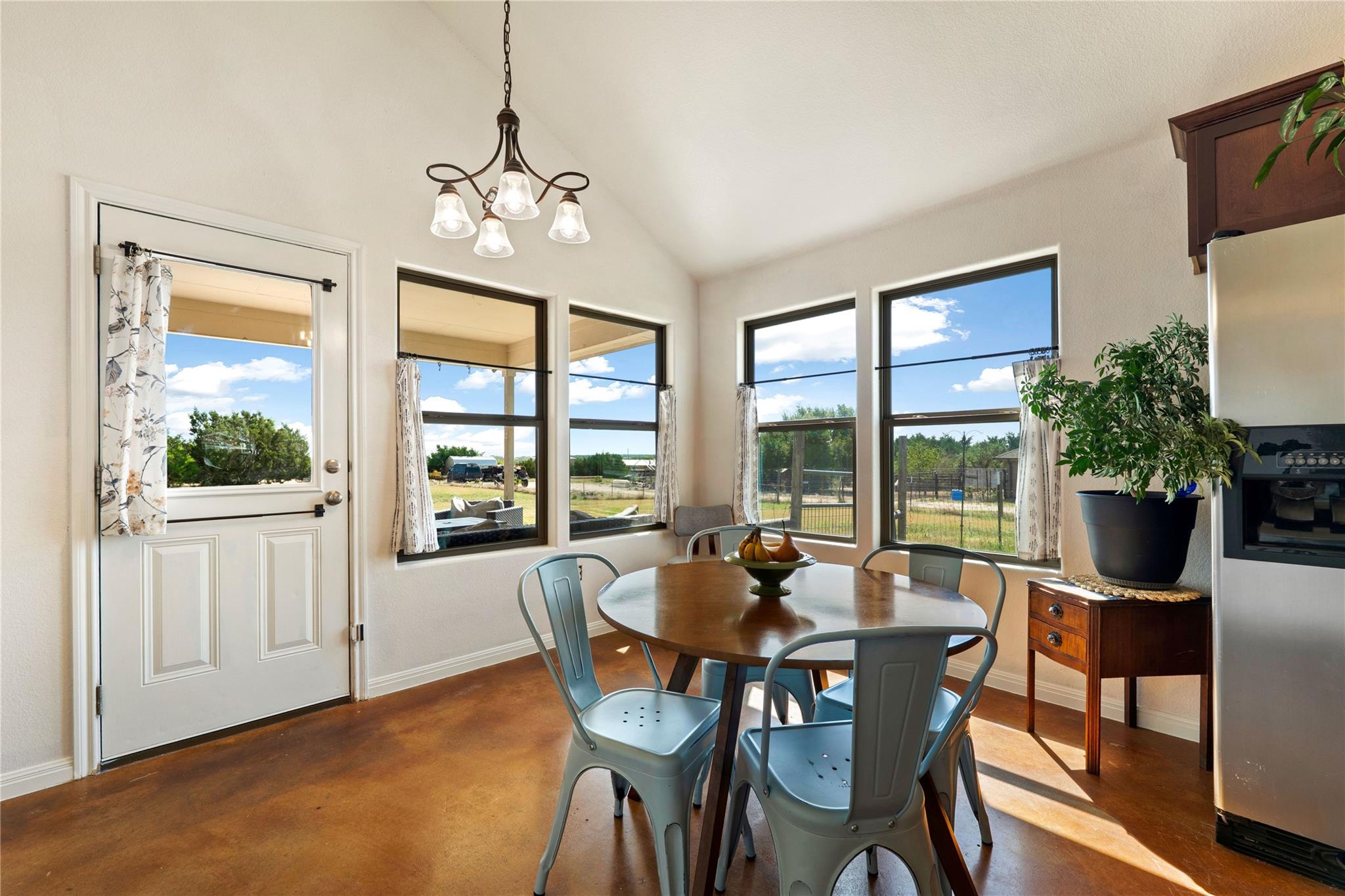 833 Thousand Oaks Trl, Liberty Hill, TX 78642