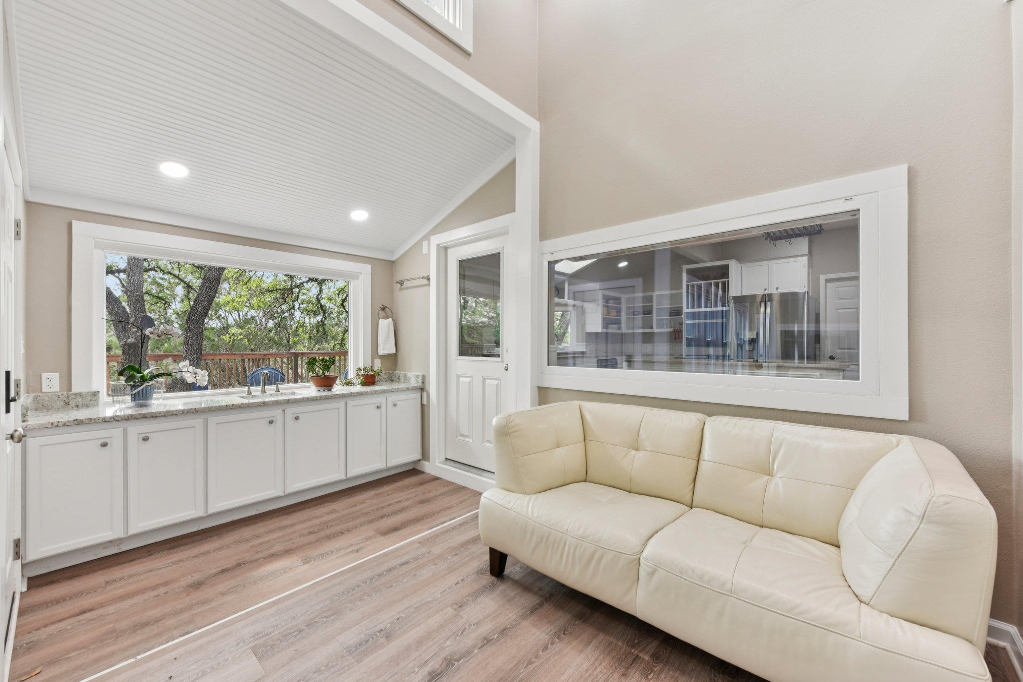 126 County Road 420 Rd, Spicewood, TX 78669