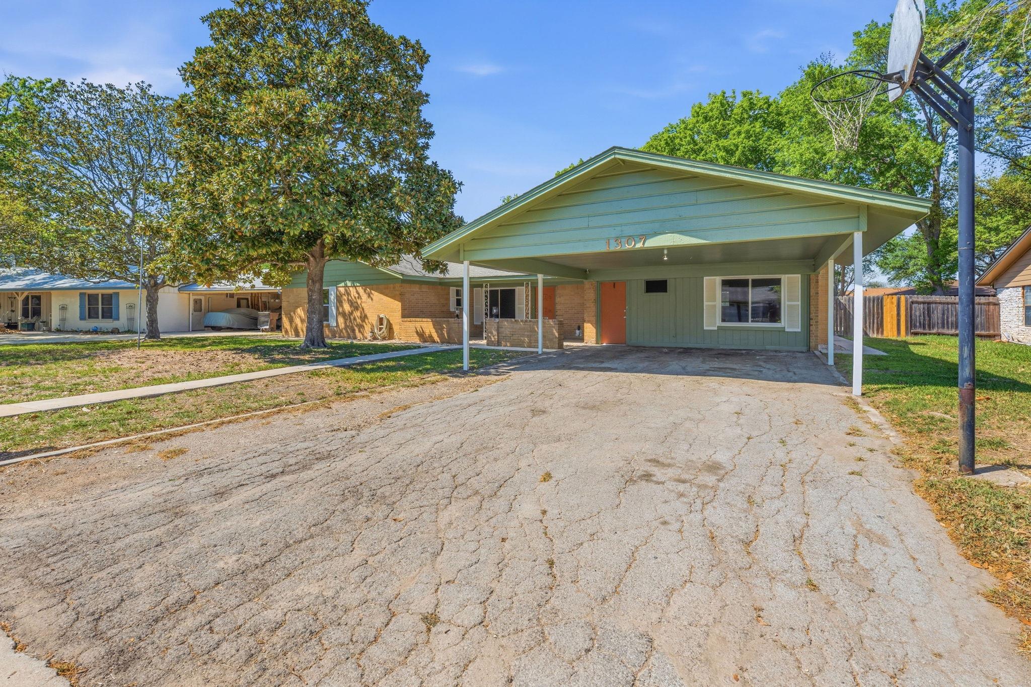 1307 Aspen St, Lockhart, TX 78644