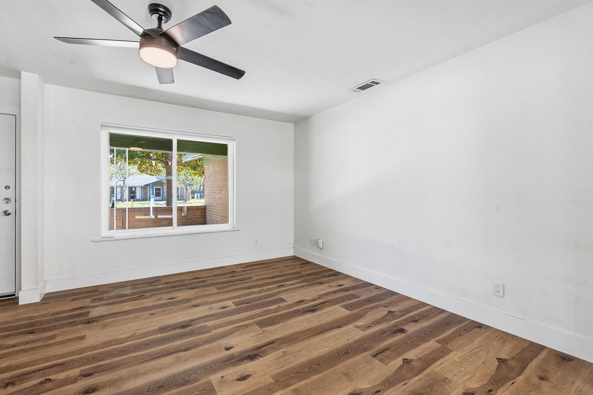 1307 Aspen St, Lockhart, TX 78644