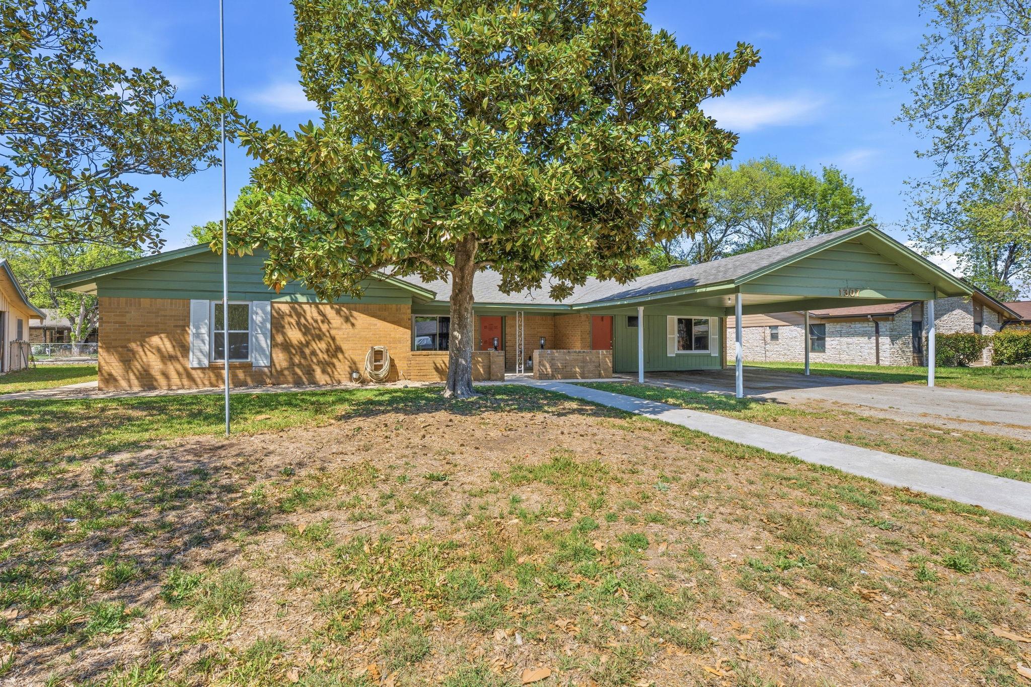 1307 Aspen St, Lockhart, TX 78644