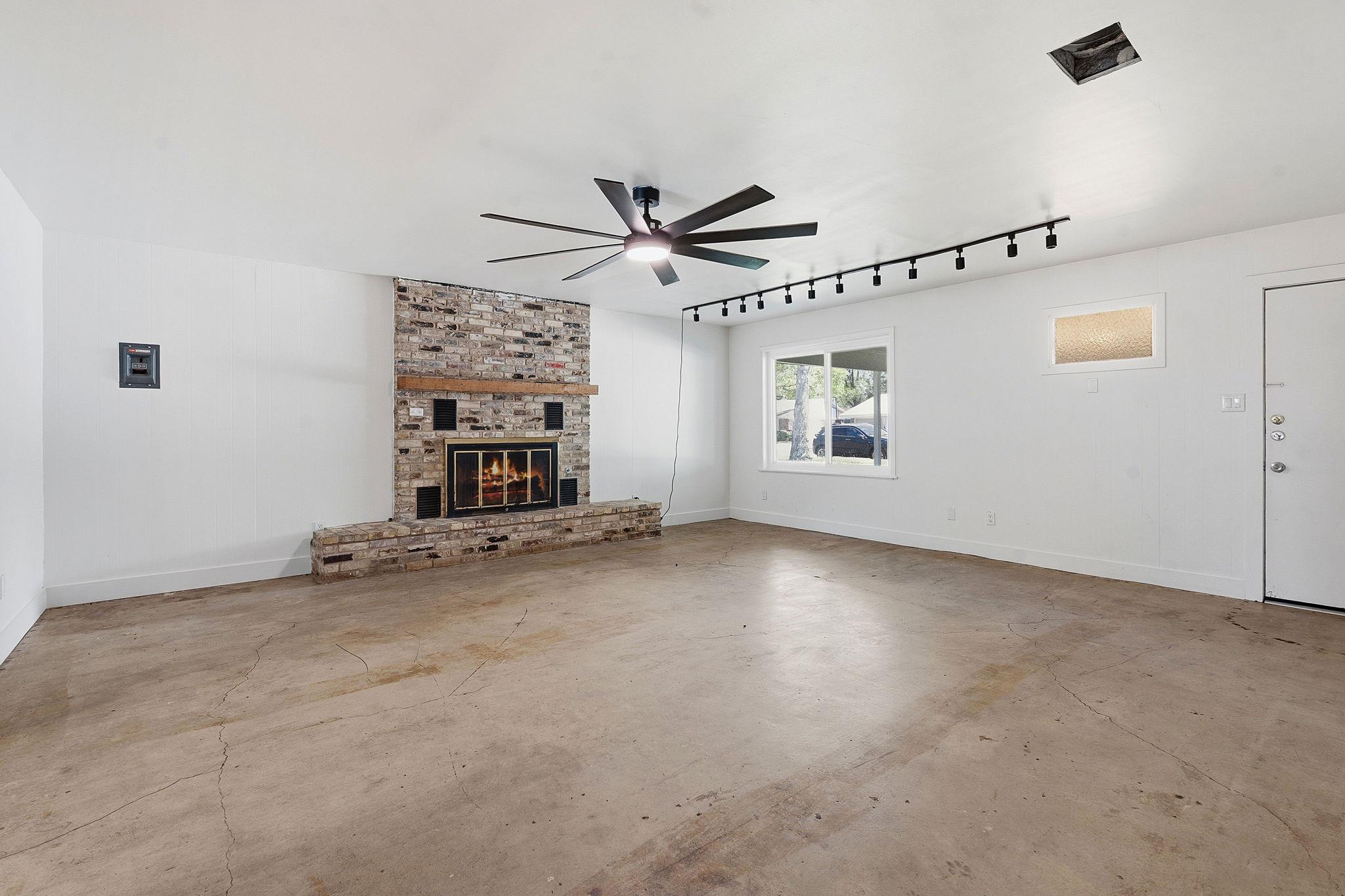 1307 Aspen St, Lockhart, TX 78644