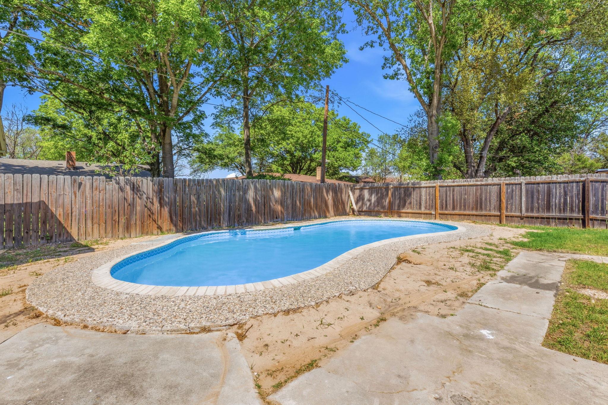 1307 Aspen St, Lockhart, TX 78644