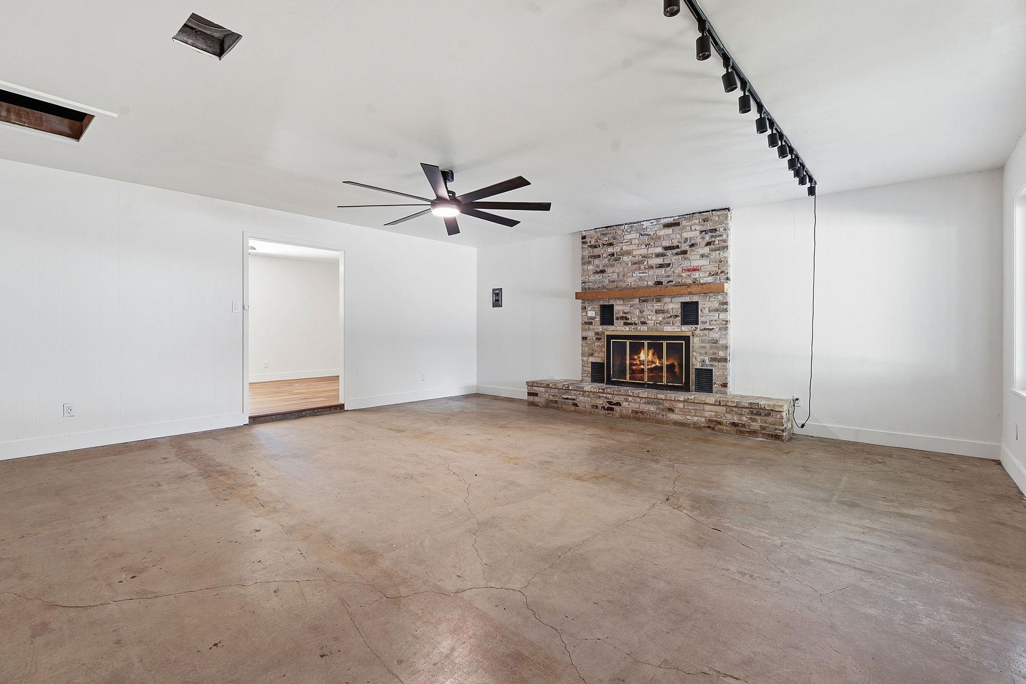 1307 Aspen St, Lockhart, TX 78644