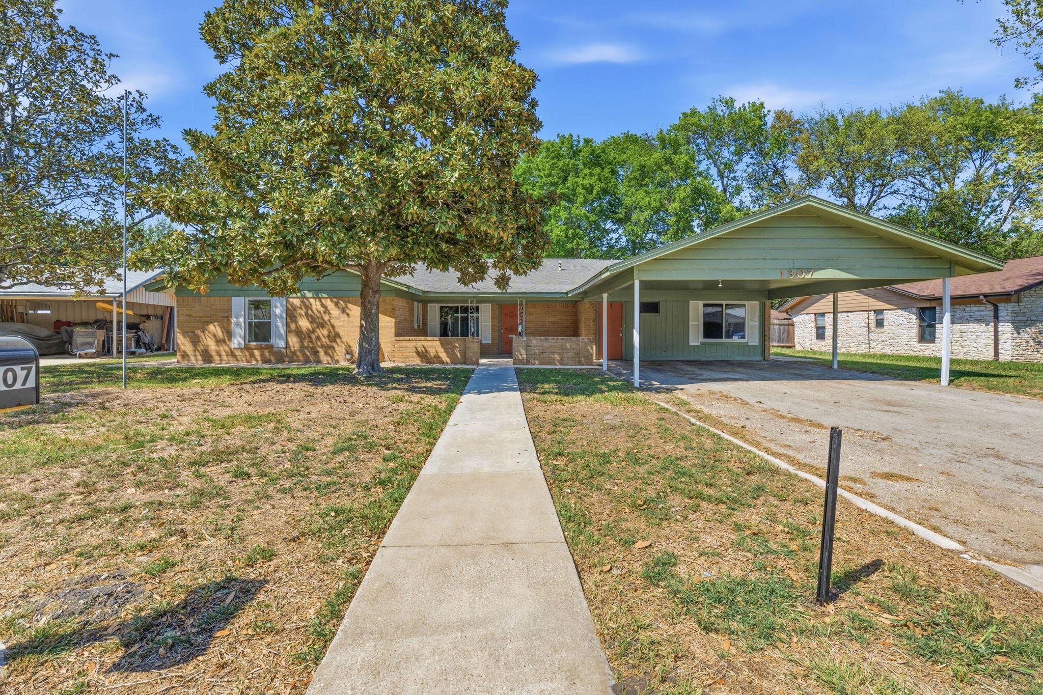 1307 Aspen St, Lockhart, TX 78644