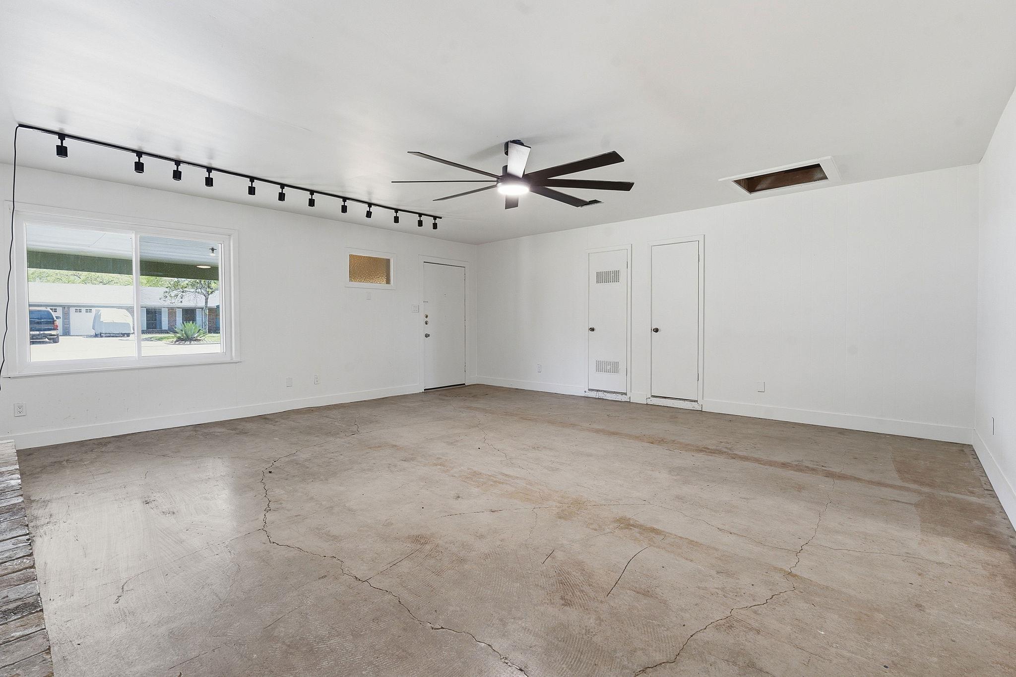 1307 Aspen St, Lockhart, TX 78644