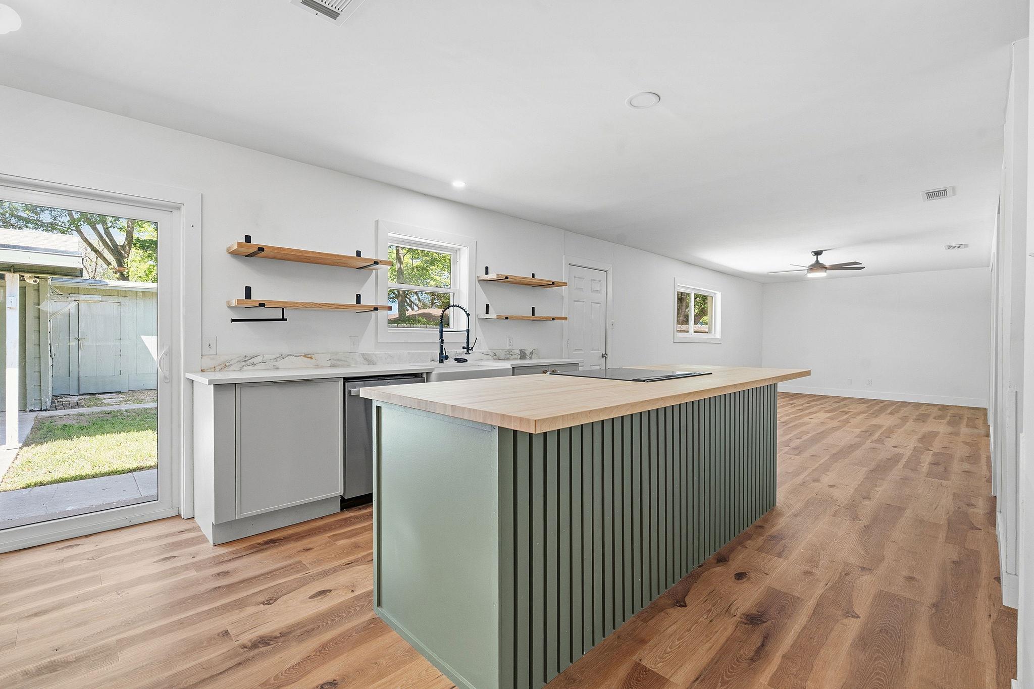 1307 Aspen St, Lockhart, TX 78644