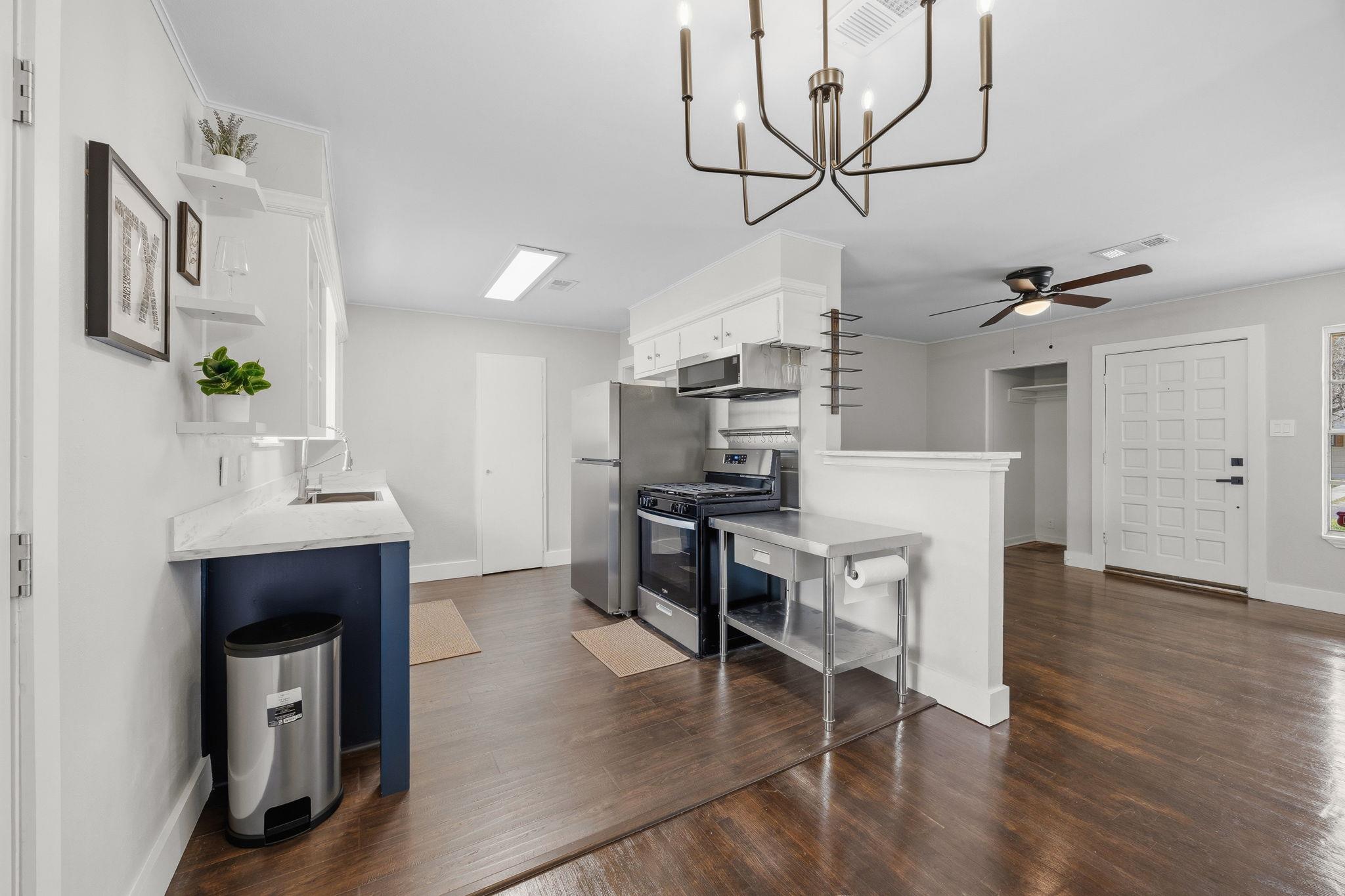 1402 Kent St, Taylor, TX 76574