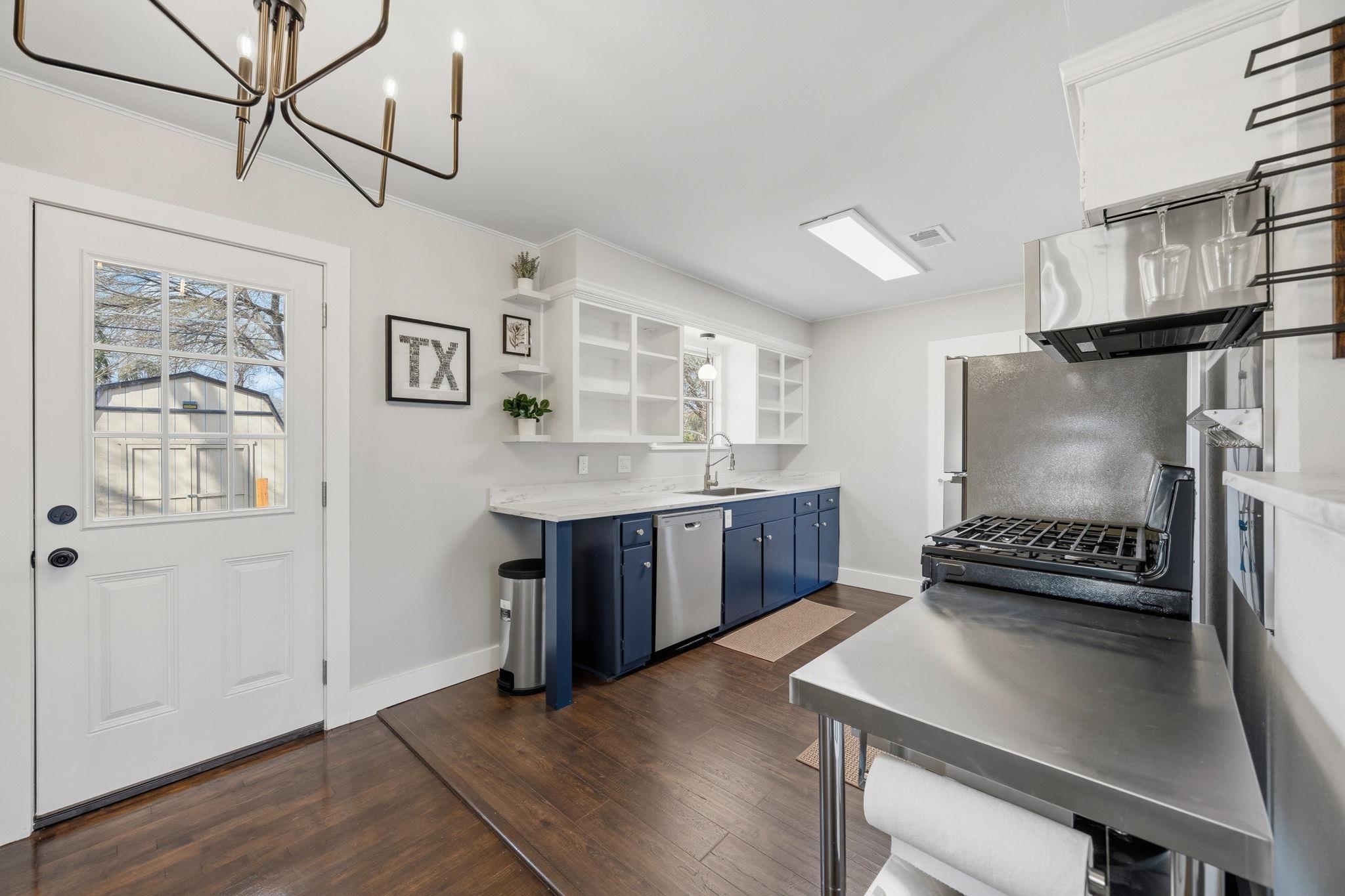 1402 Kent St, Taylor, TX 76574