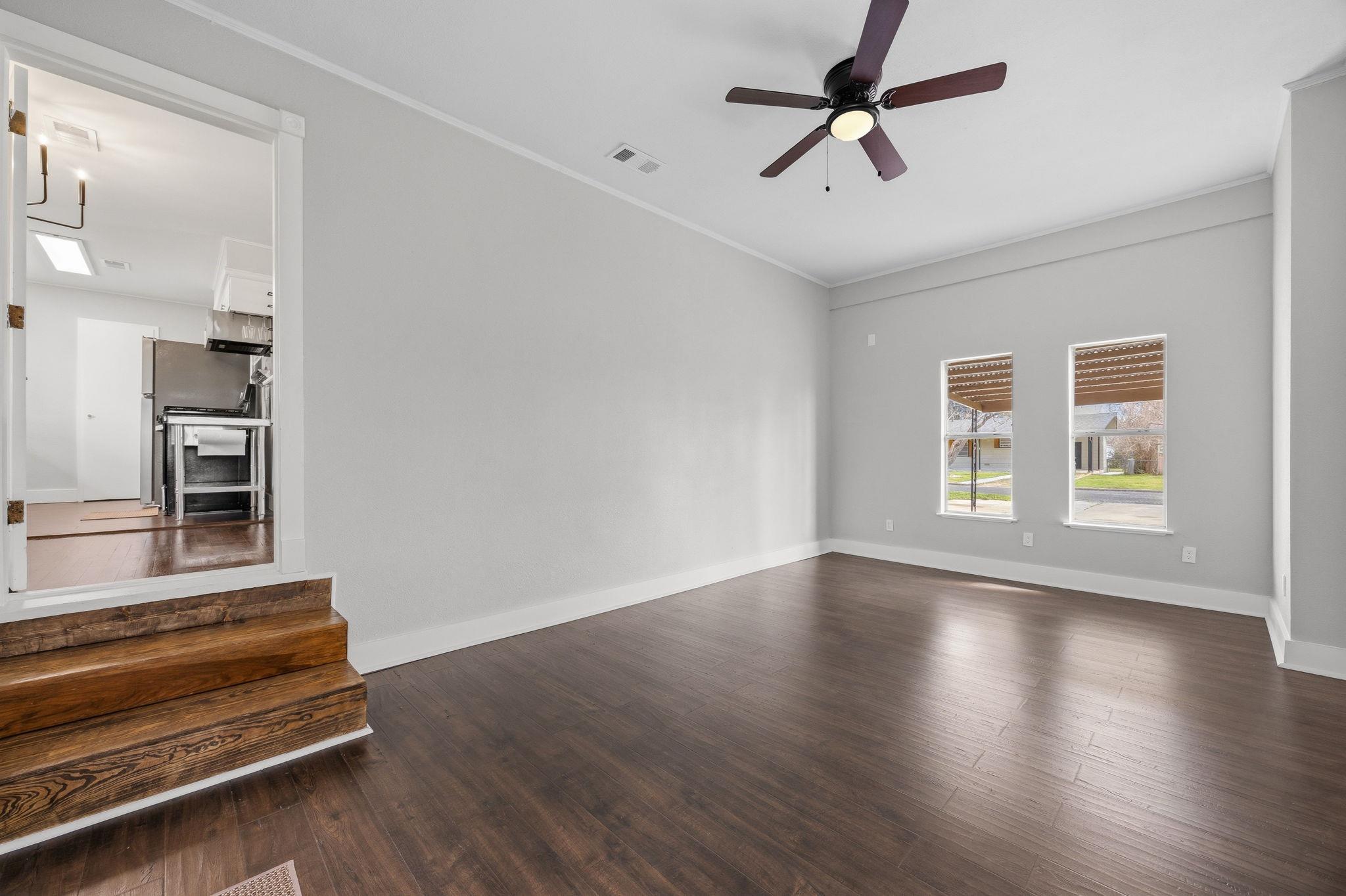 1402 Kent St, Taylor, TX 76574