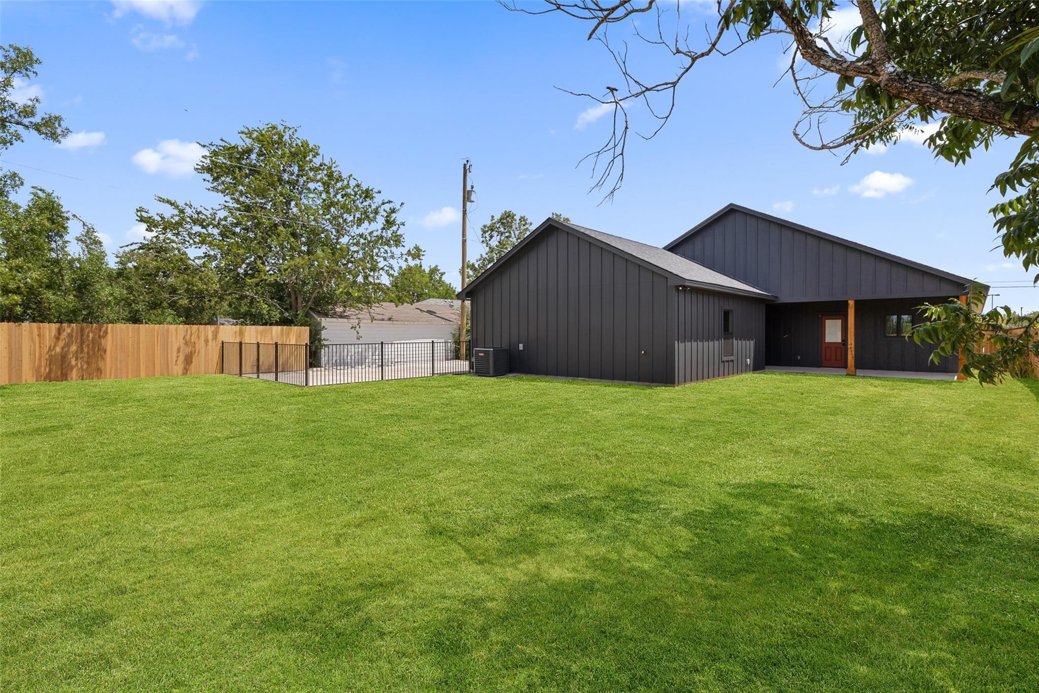 705 Sloan St, Taylor, TX 76574