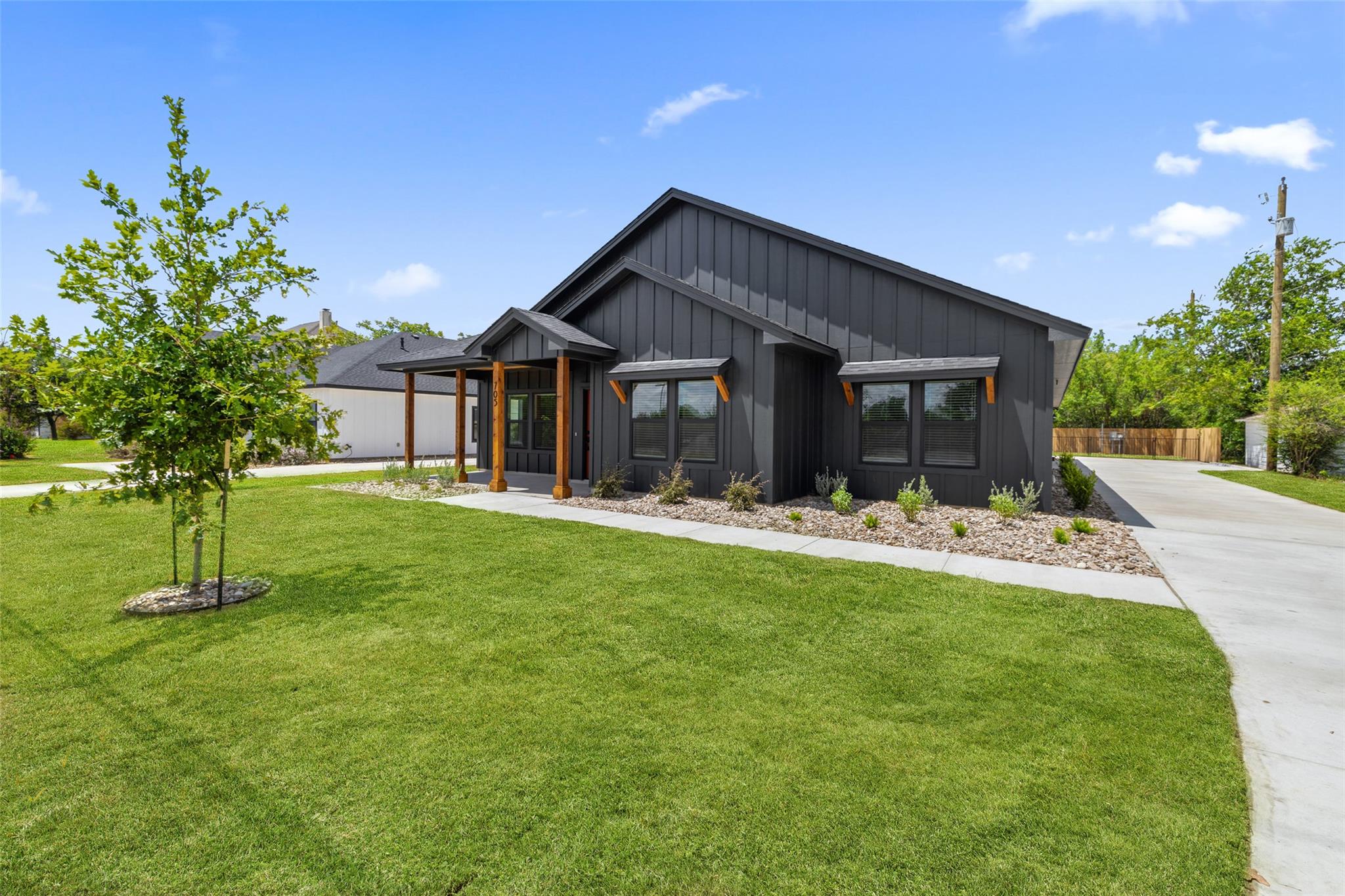 705 Sloan St, Taylor, TX 76574