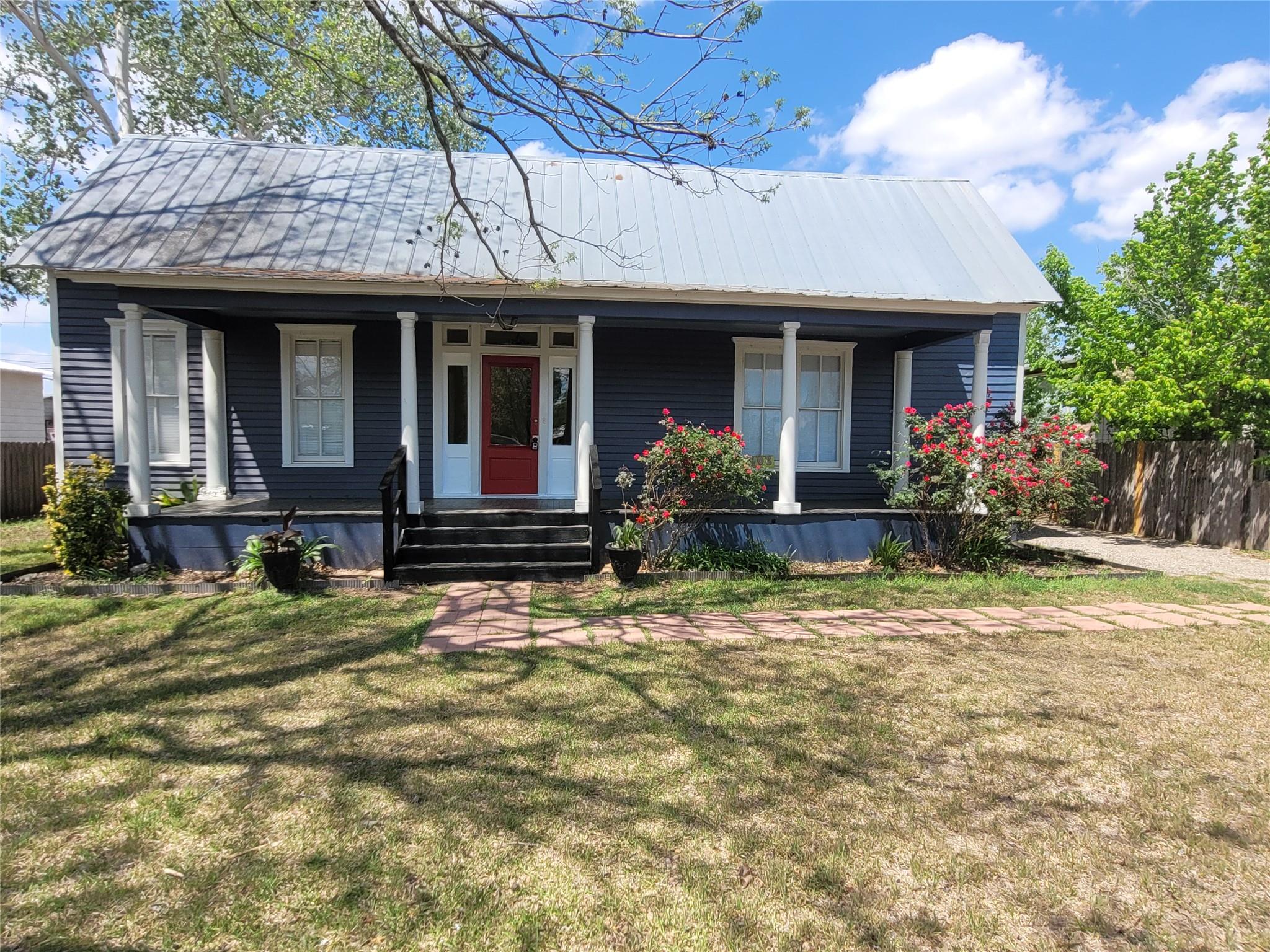 403 Fawcett St, Smithville, TX 78957