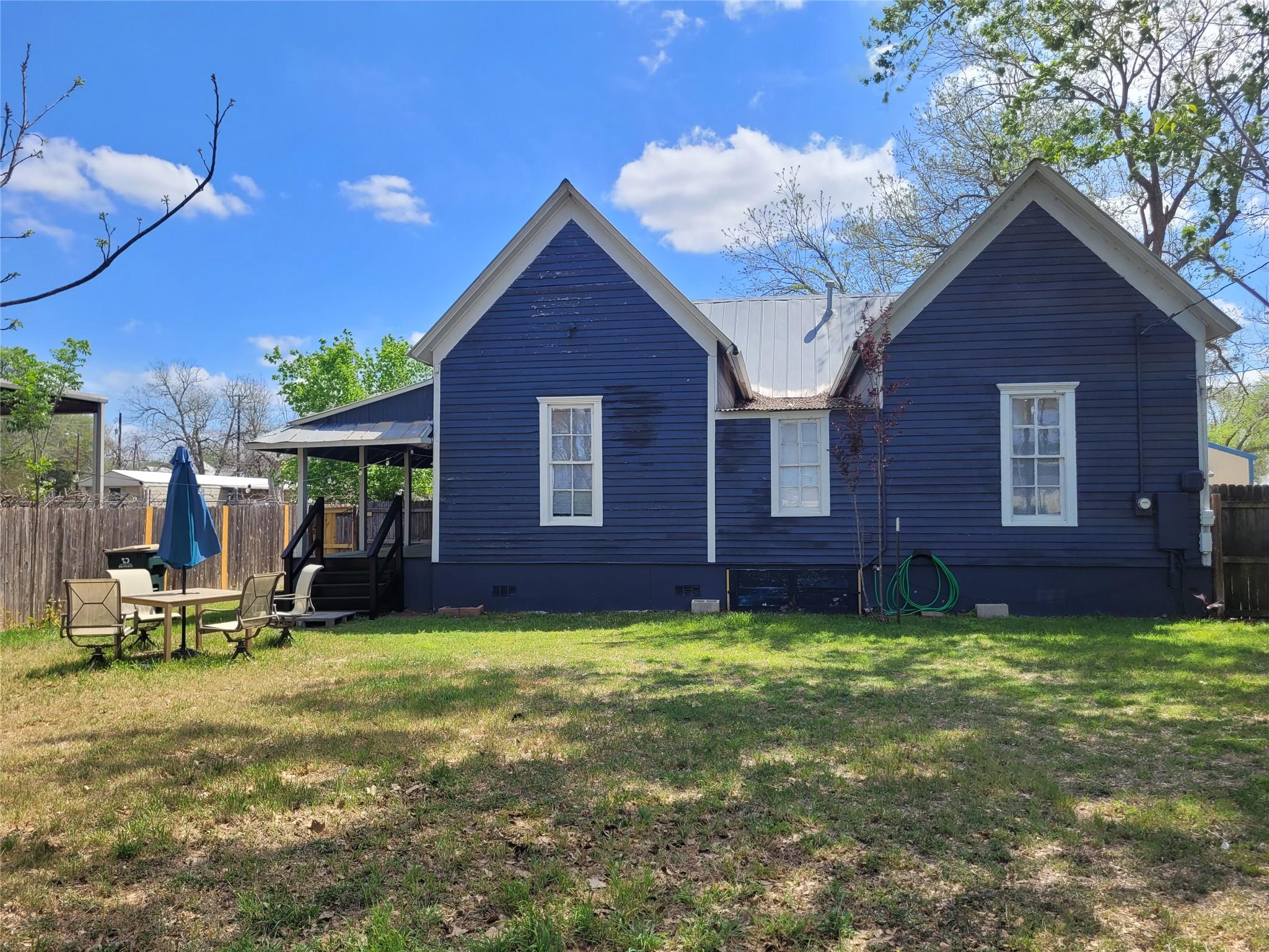 403 Fawcett St, Smithville, TX 78957