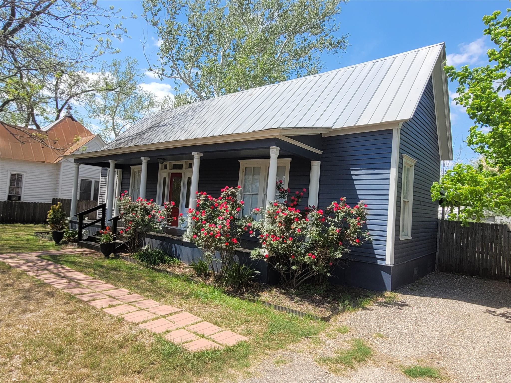 403 Fawcett St, Smithville, TX 78957