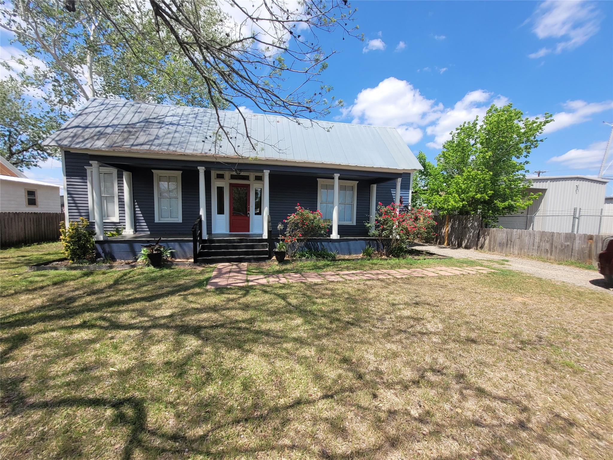 403 Fawcett St, Smithville, TX 78957