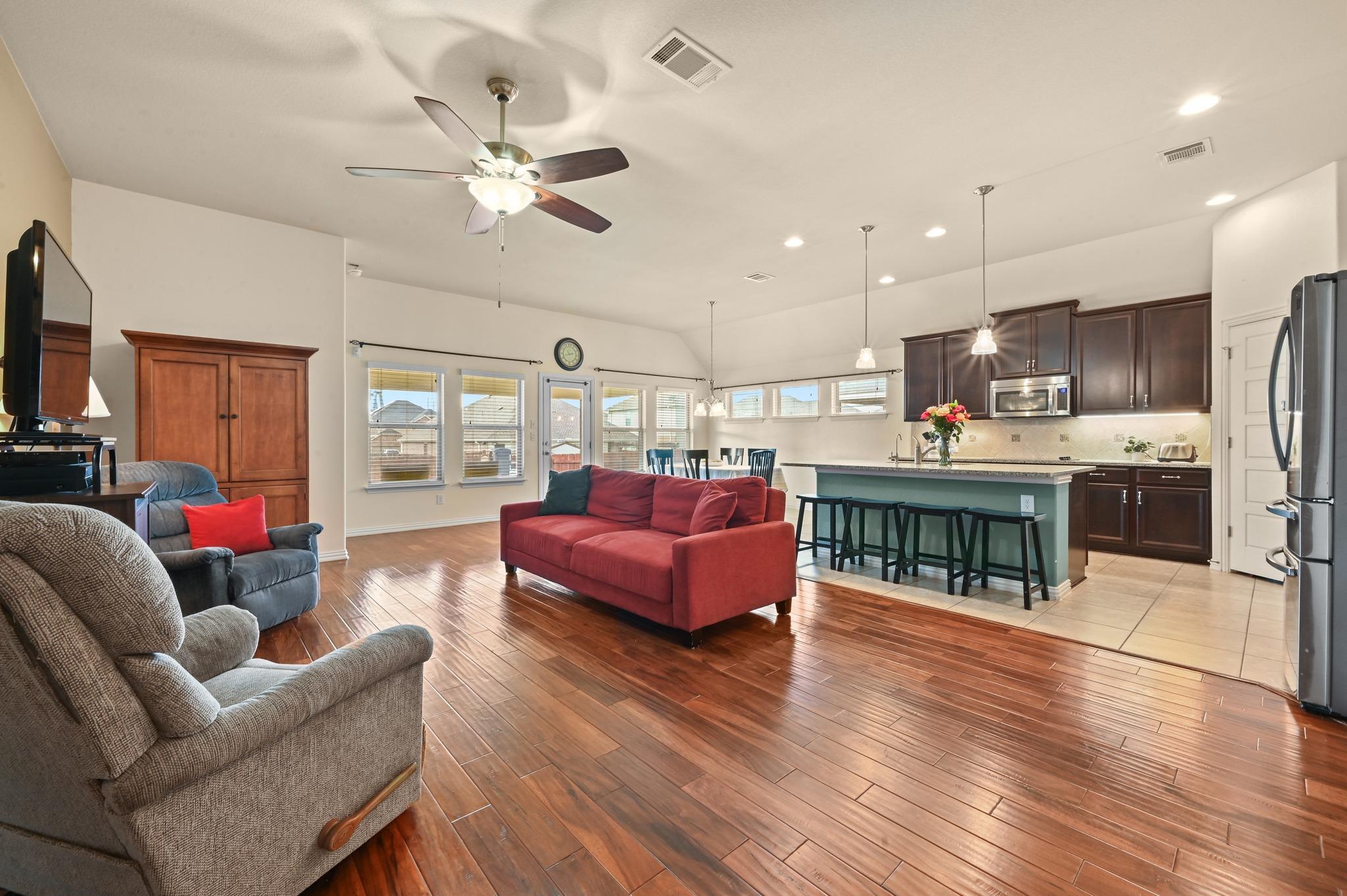 703 N Emory Cv, Hutto, TX 78634