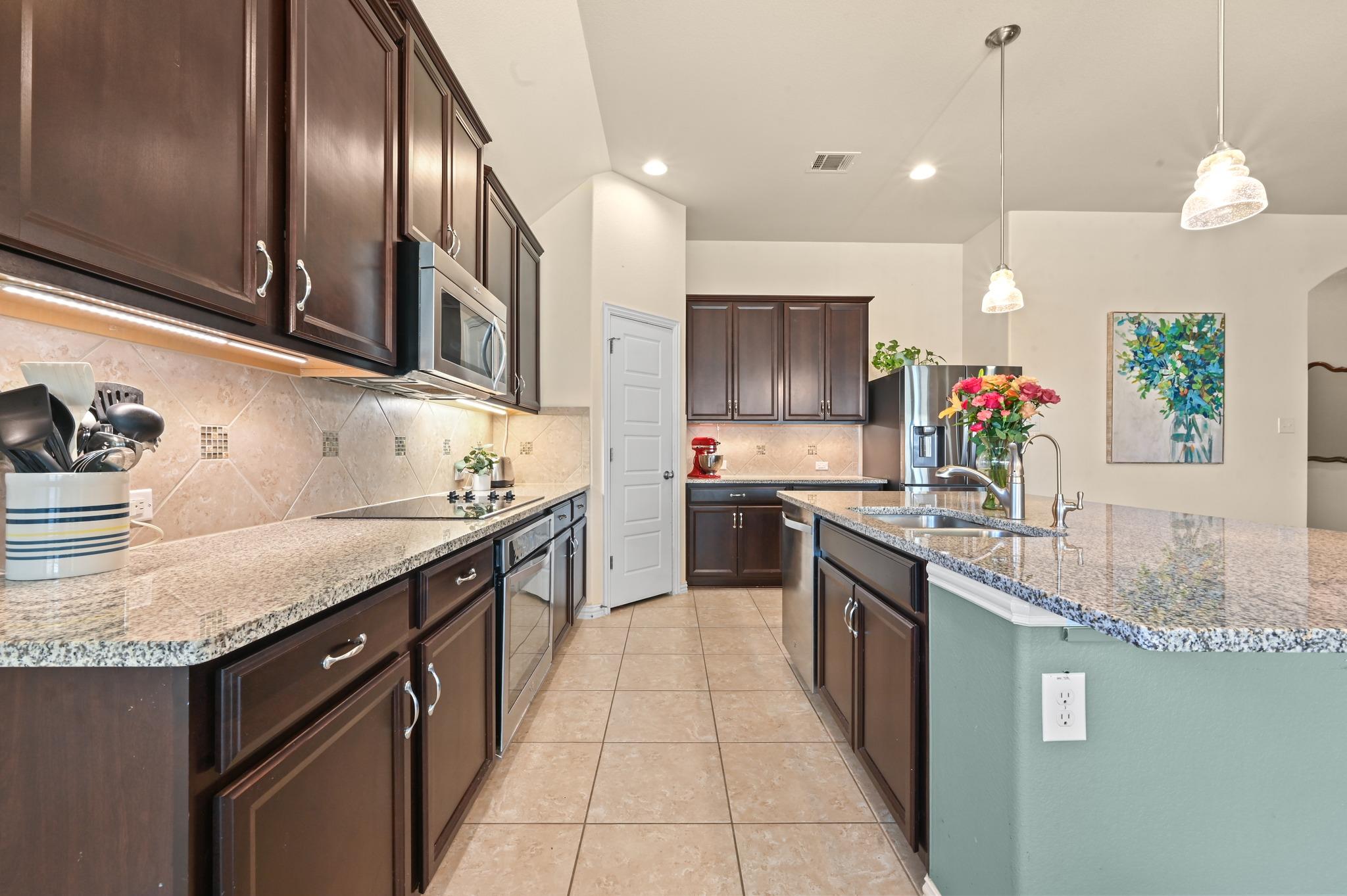 703 N Emory Cv, Hutto, TX 78634