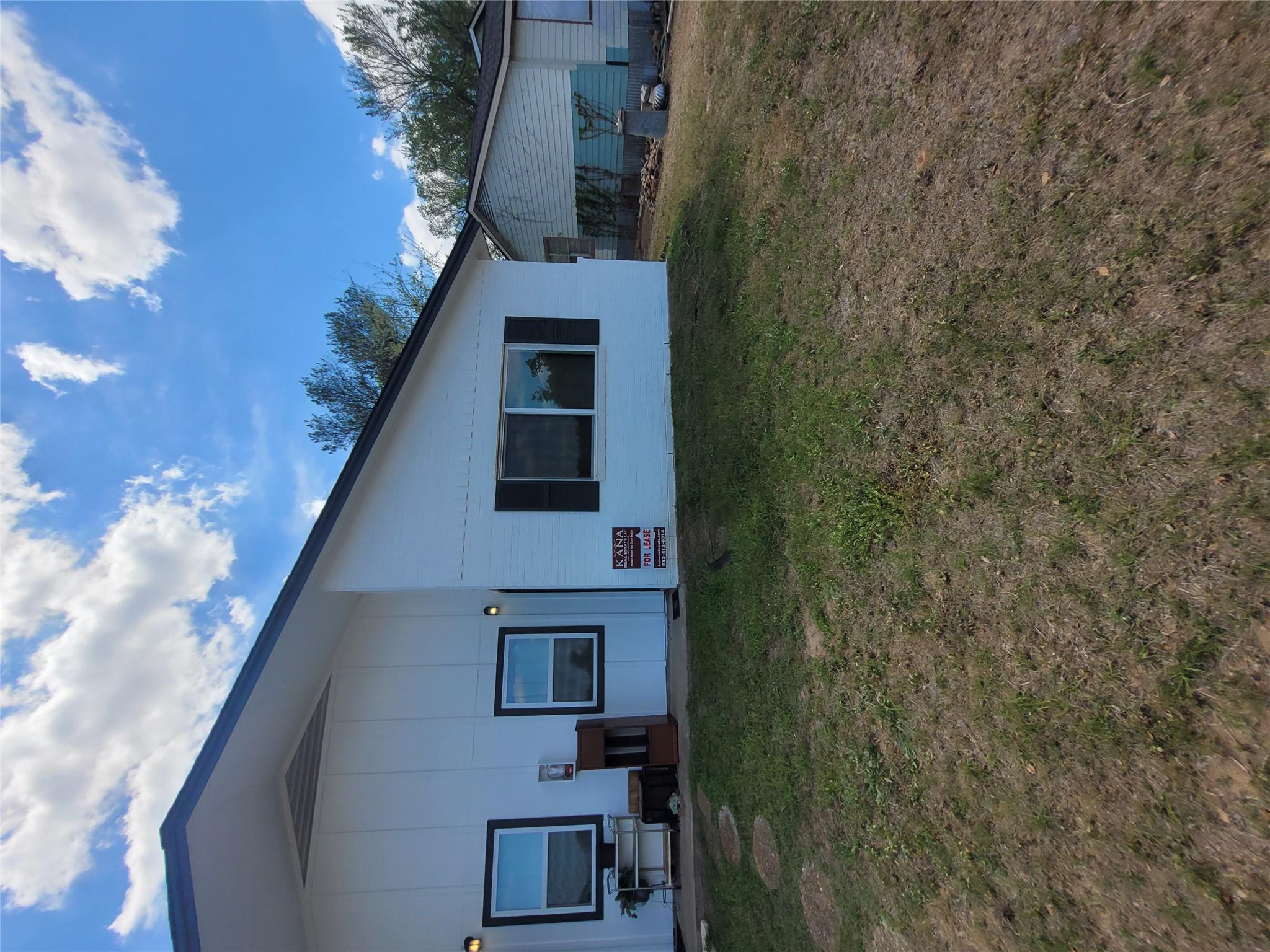 205 2nd Ave # 2, Smithville, TX 78957